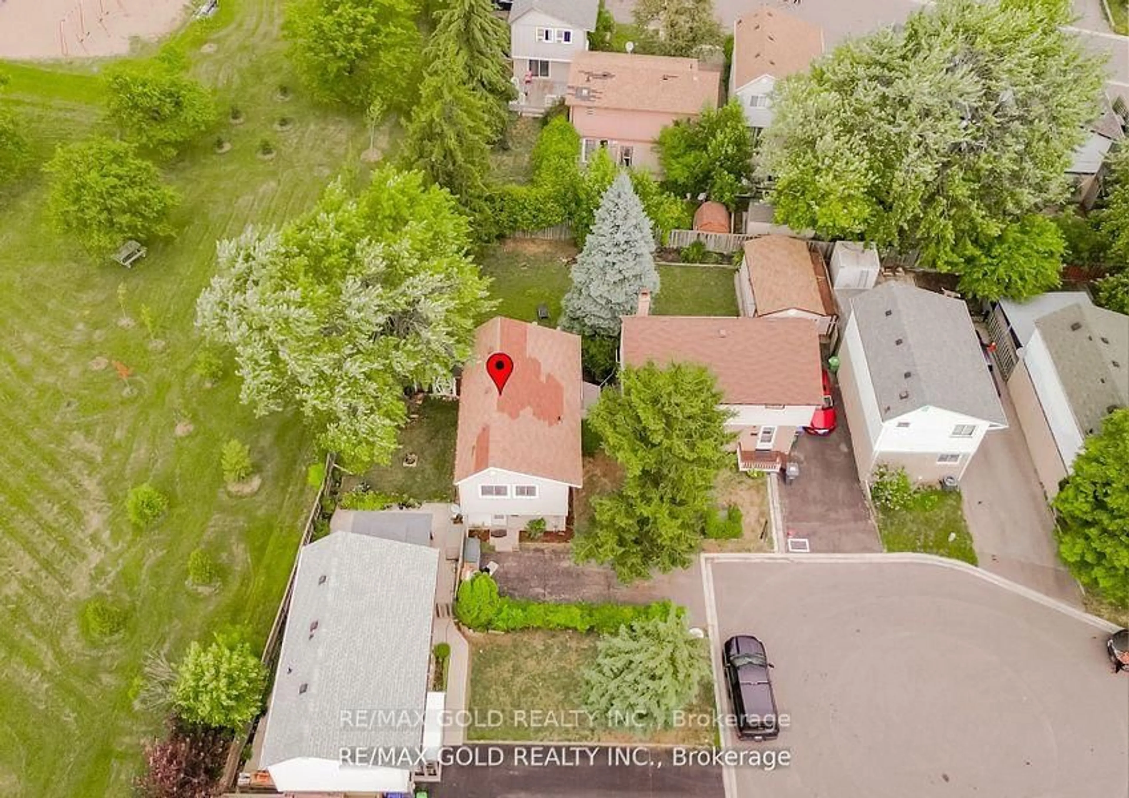 A pic from outside/outdoor area/front of a property/back of a property/a pic from drone, unknown for 17 Greenhills Sq, Brampton Ontario L6S 2J4