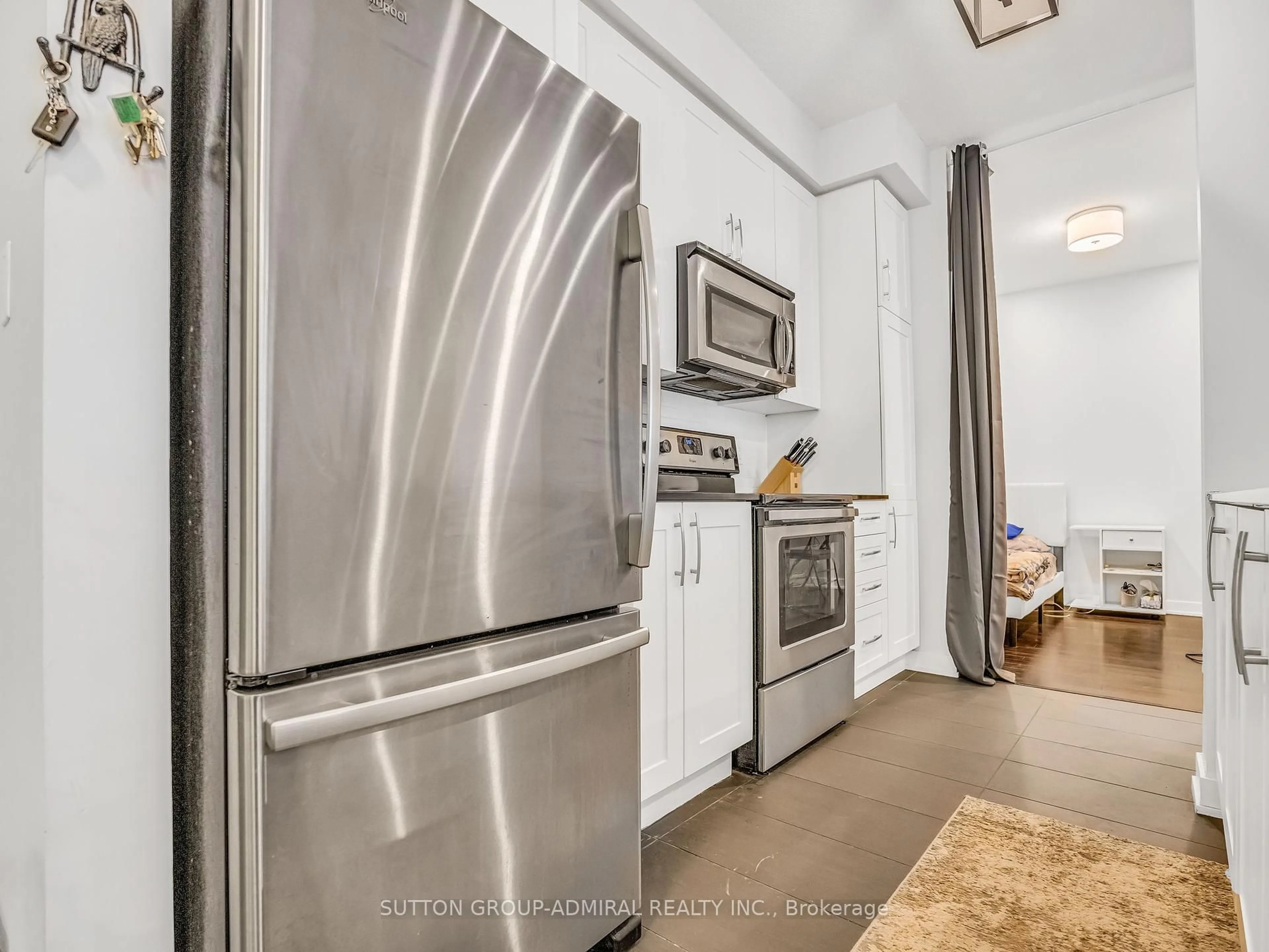 Standard kitchen, unknown for 4070 Confederation Pkwy #202, Mississauga Ontario L5B 0E9
