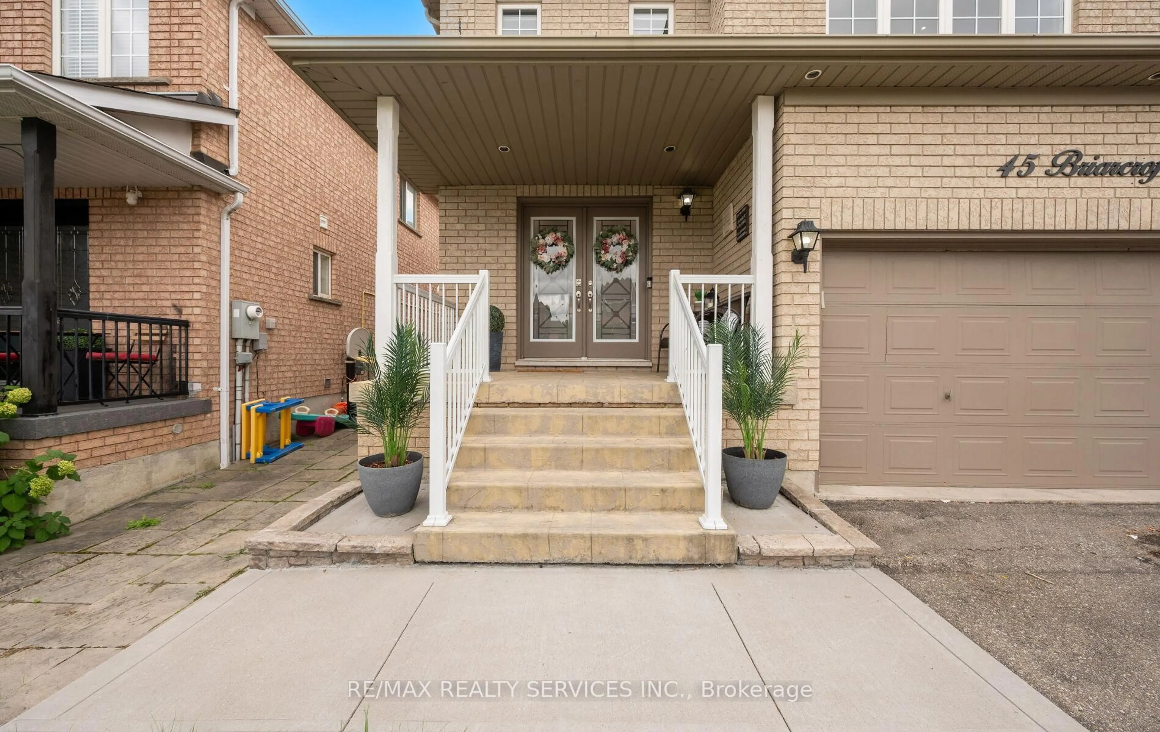 Indoor entryway for 45 Briarcroft Rd, Brampton Ontario L7A 1X7