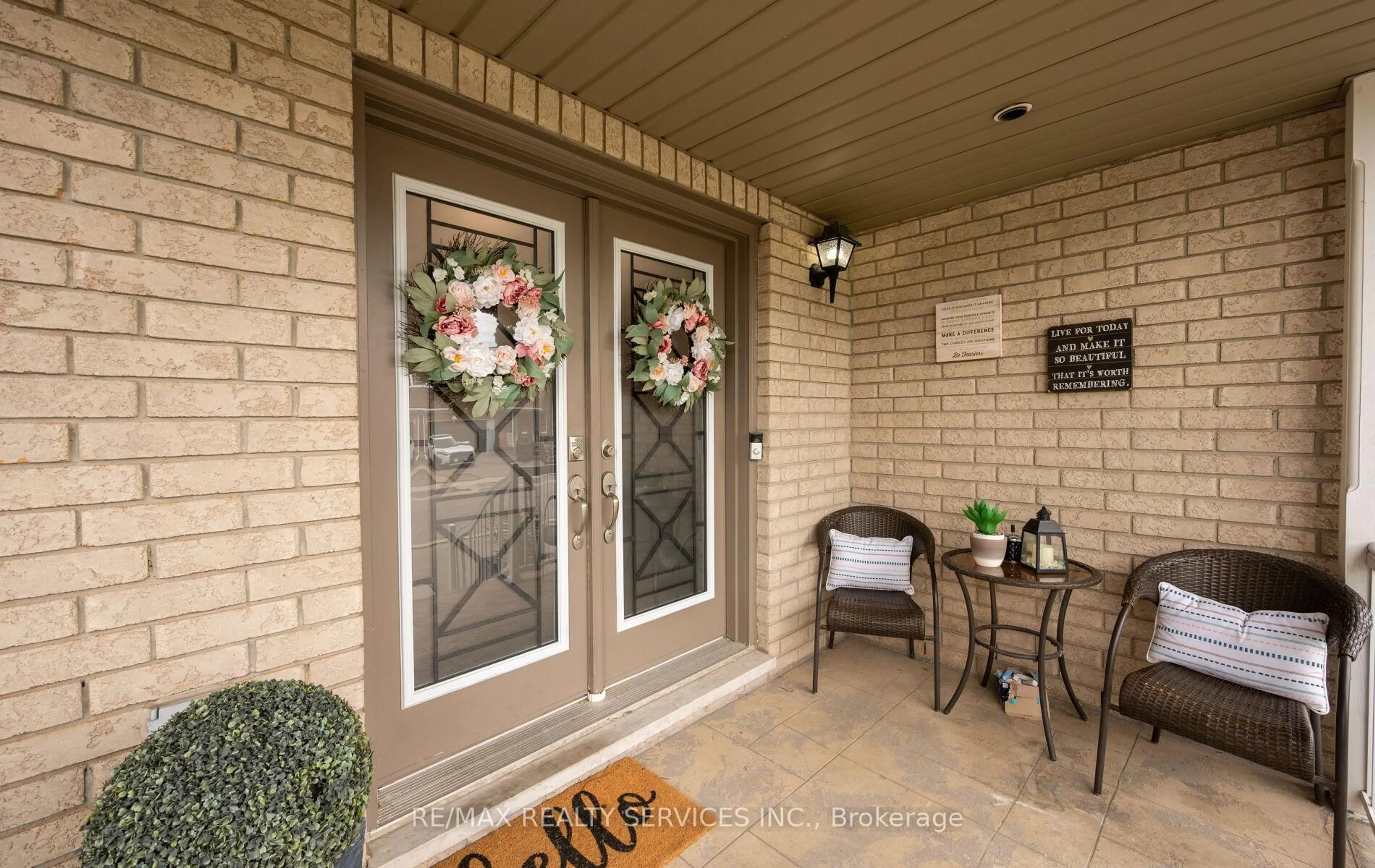 Indoor entryway for 45 Briarcroft Rd, Brampton Ontario L7A 1X7