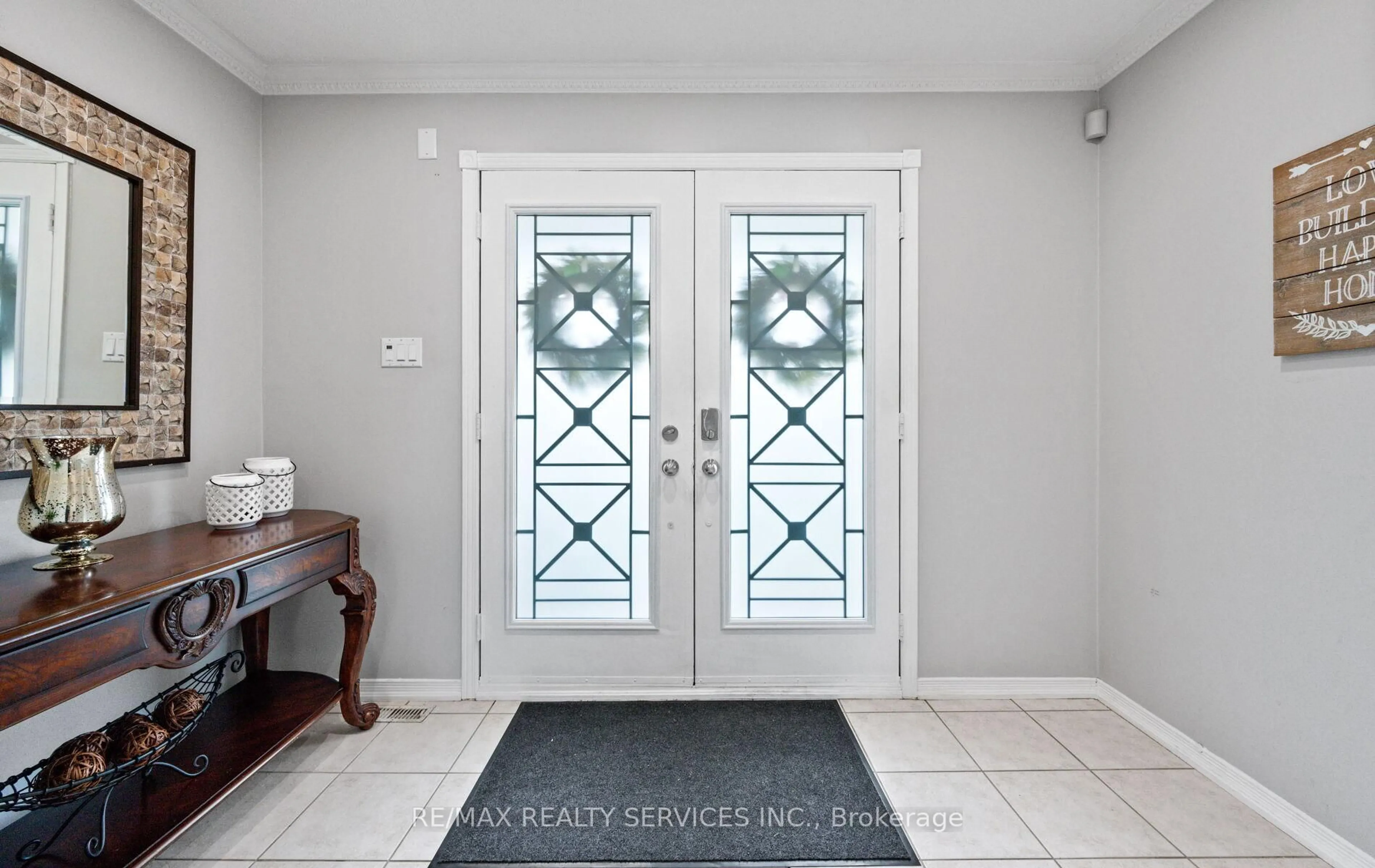 Indoor entryway for 45 Briarcroft Rd, Brampton Ontario L7A 1X7