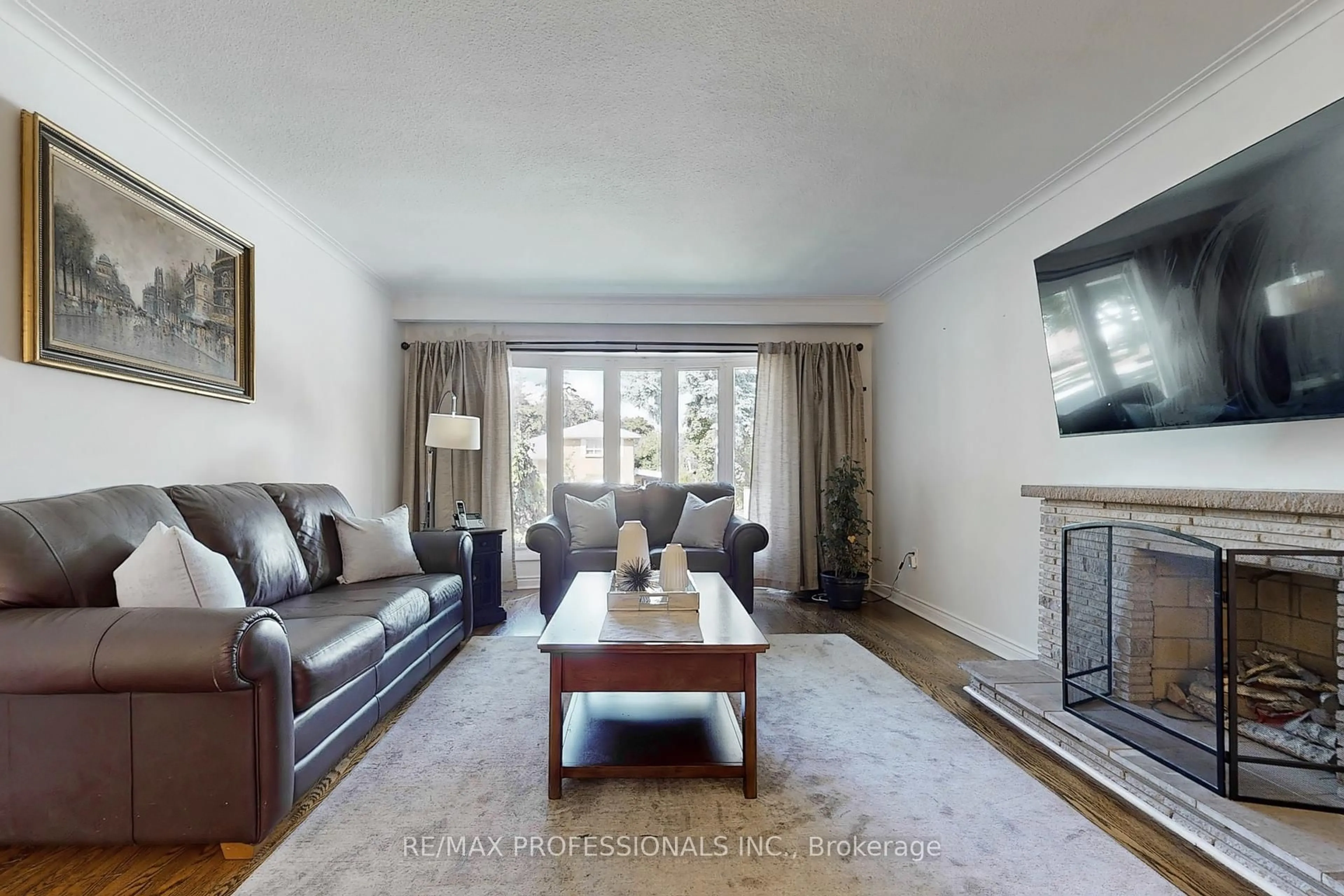 Living room with furniture, unknown for 3 Hartsdale Dr, Toronto Ontario M9R 2S1