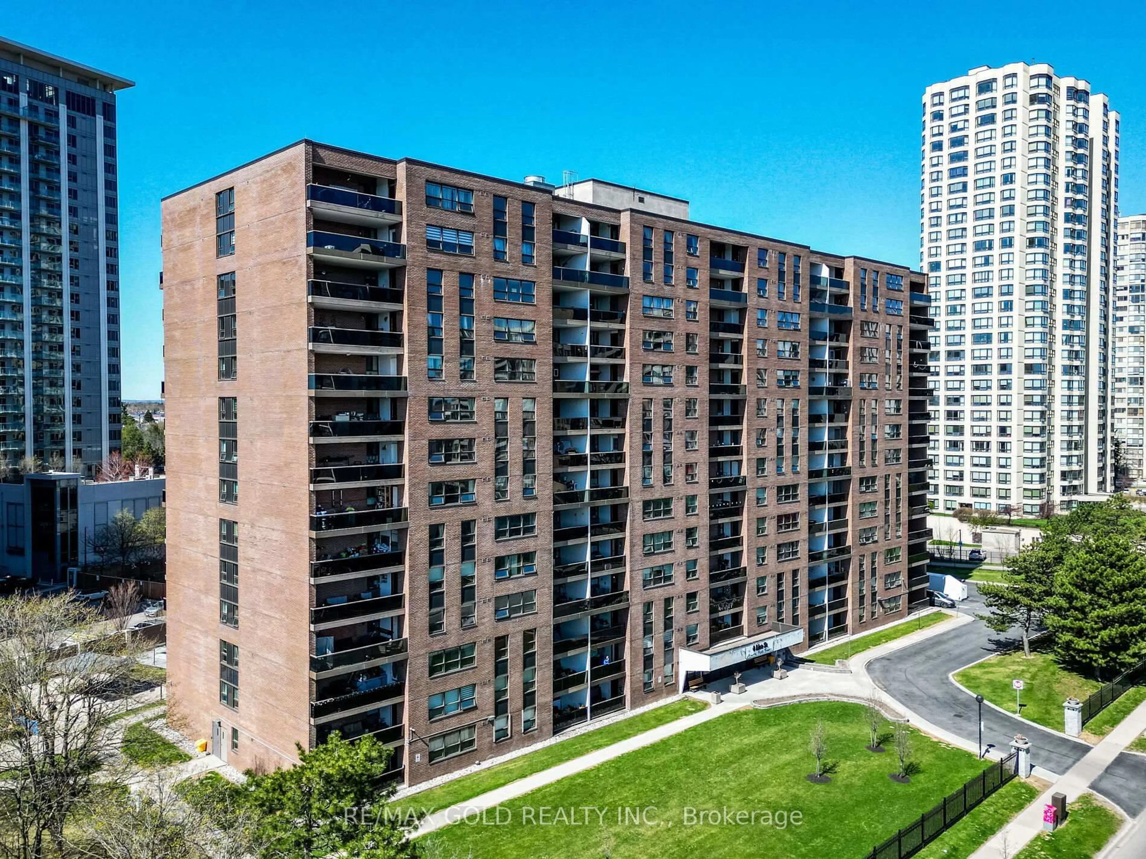A pic from outside/outdoor area/front of a property/back of a property/a pic from drone, city buildings view from balcony for 4 Lisa St #610, Brampton Ontario L6T 4B6