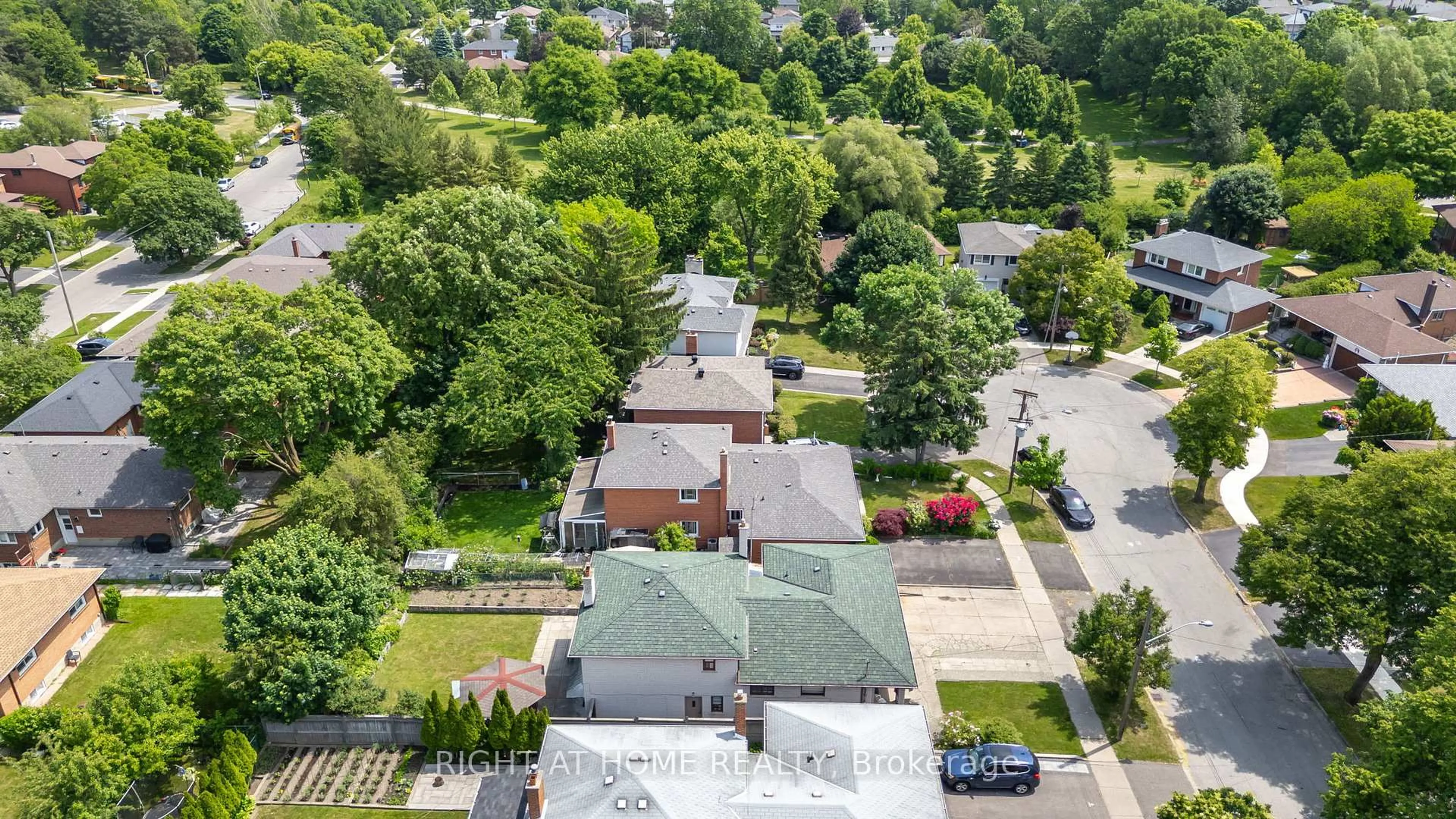 A pic from outside/outdoor area/front of a property/back of a property/a pic from drone, street for 30 Hawthorne Rd, Toronto Ontario M9R 1P3