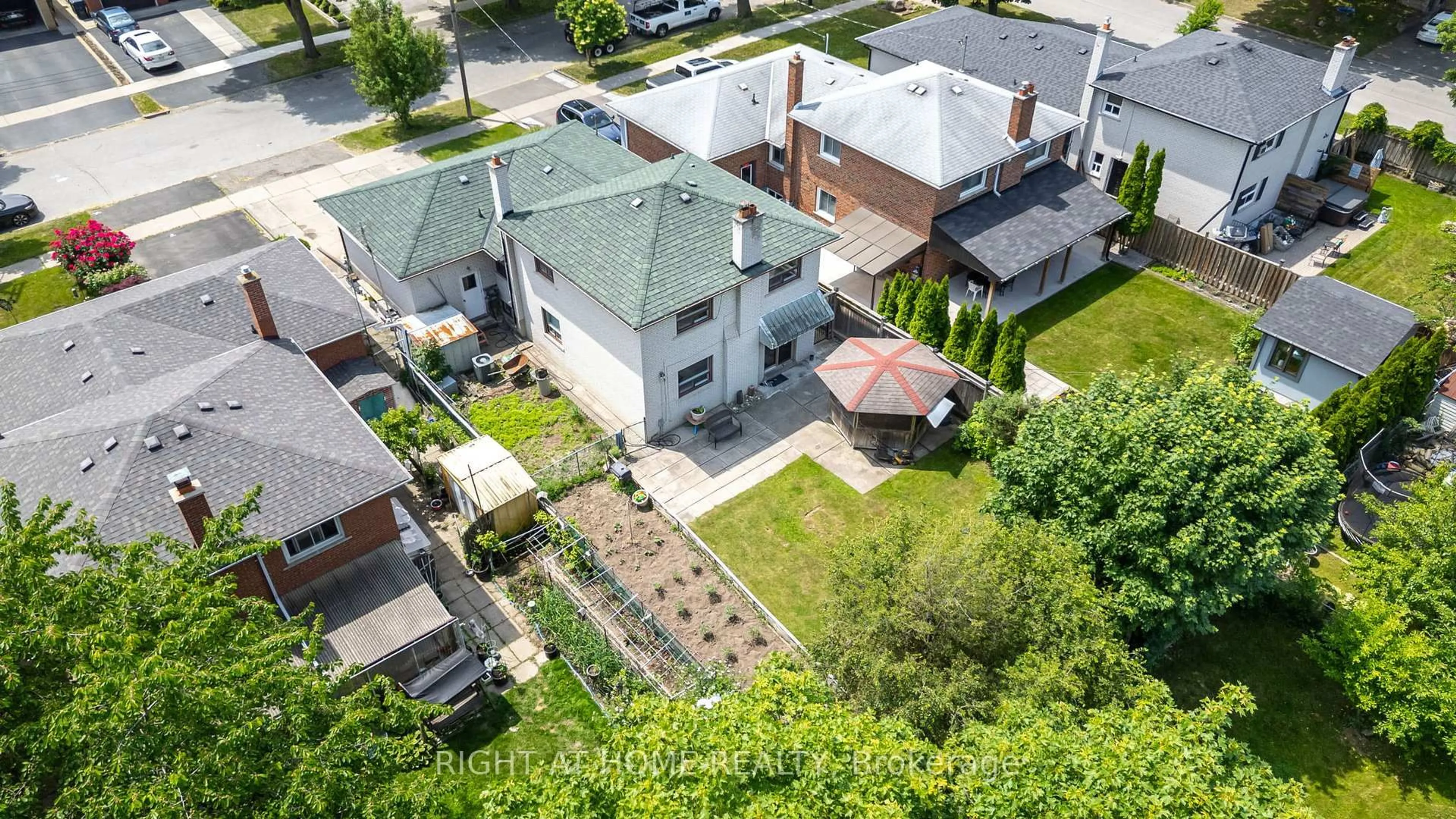 A pic from outside/outdoor area/front of a property/back of a property/a pic from drone, street for 30 Hawthorne Rd, Toronto Ontario M9R 1P3