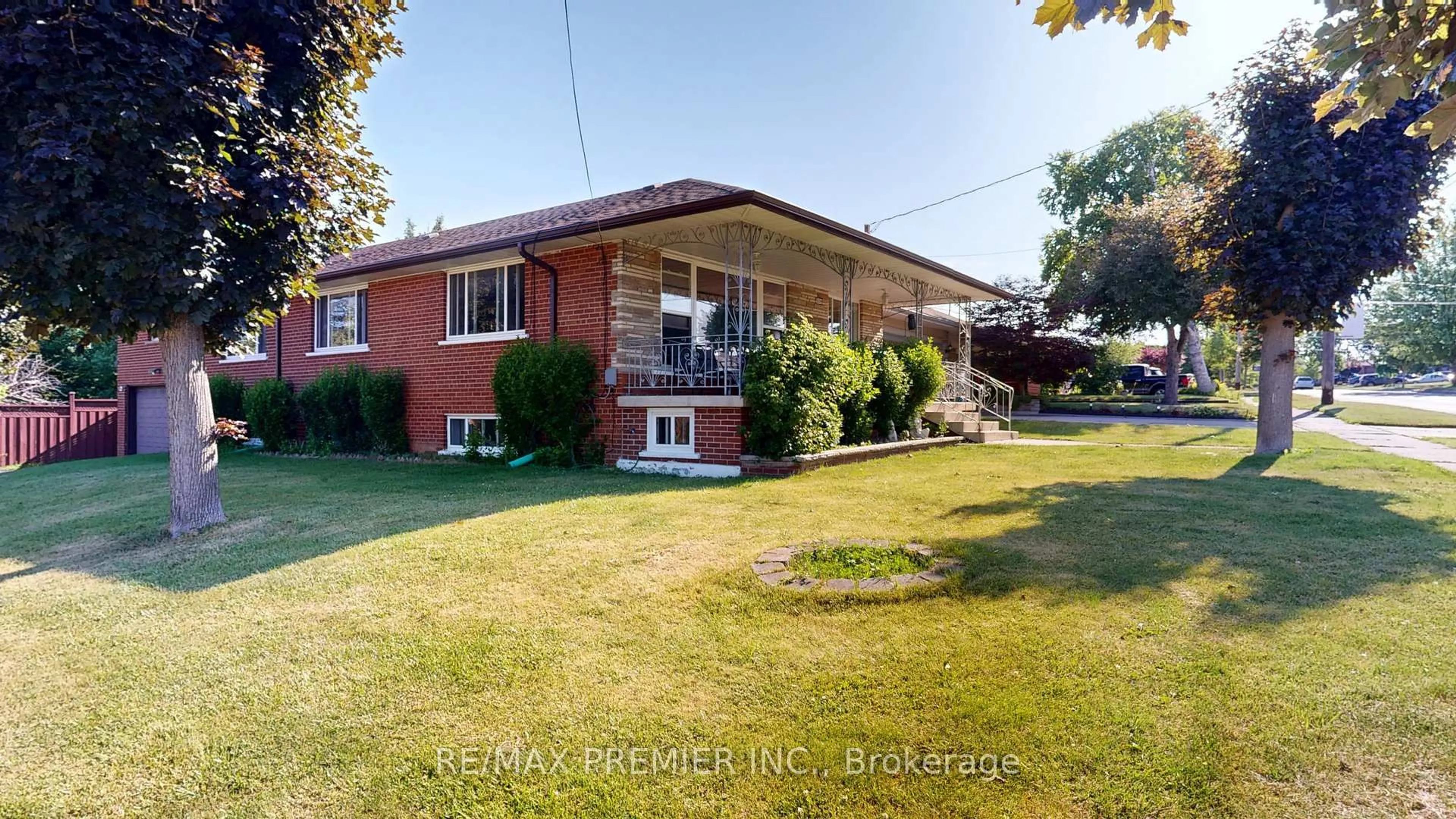 A pic from outside/outdoor area/front of a property/back of a property/a pic from drone, street for 574 Queens Dr, Toronto Ontario M6L 1N3