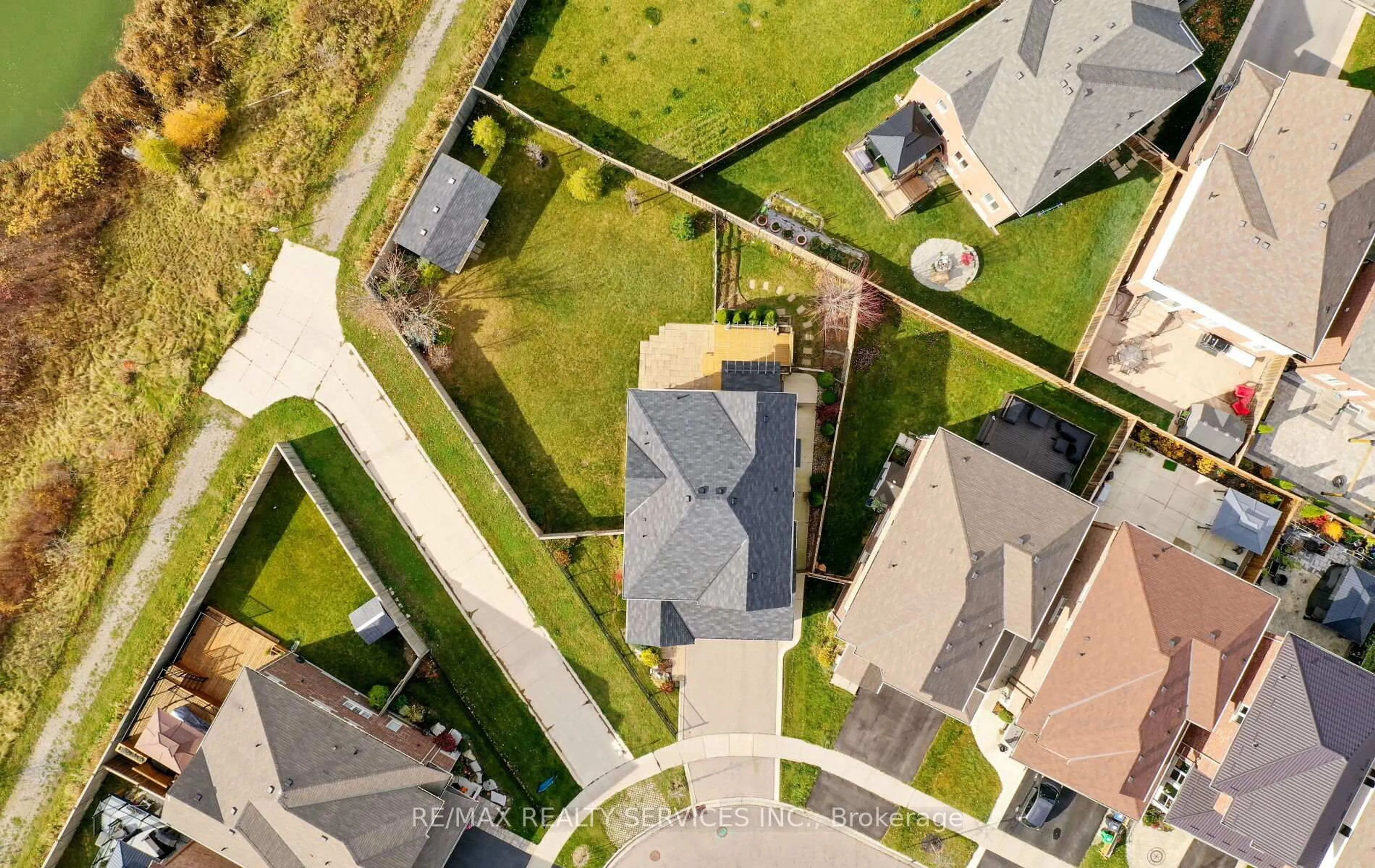 A pic from outside/outdoor area/front of a property/back of a property/a pic from drone, street for 182 Tysonville Circ, Brampton Ontario L7A 4B2