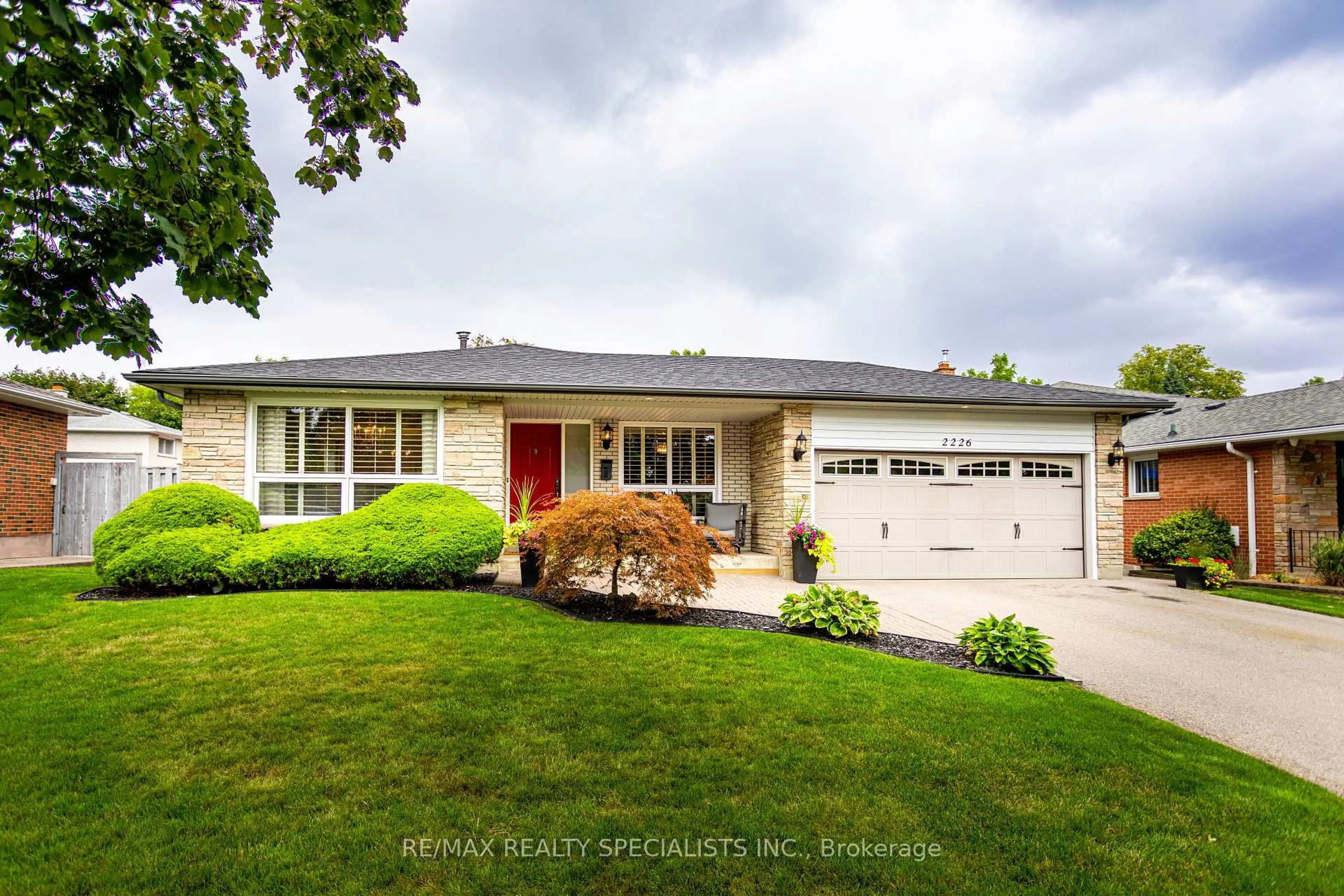Home with vinyl exterior material, street for 2226 Waycross Cres, Mississauga Ontario L5K 1H9