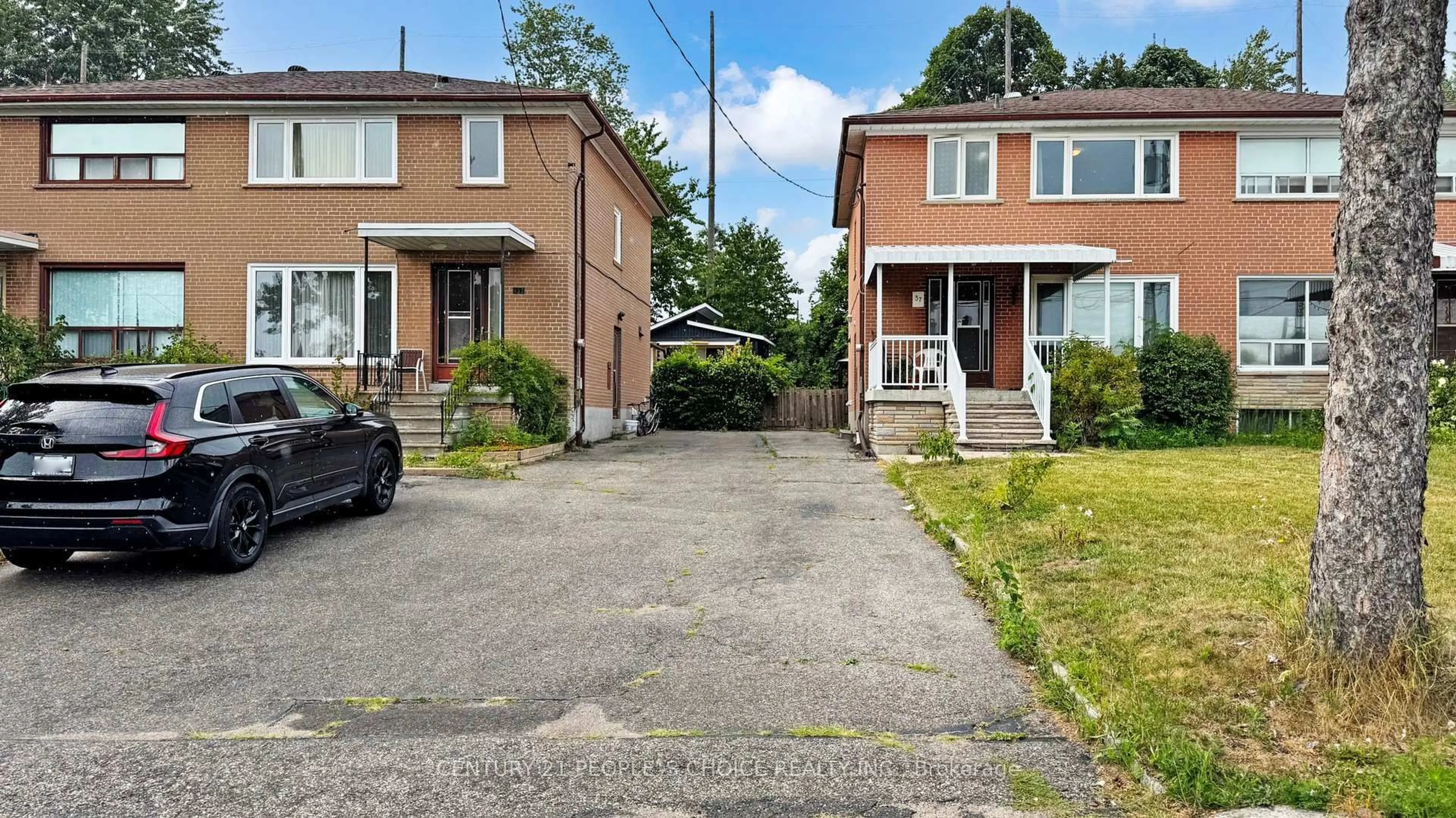 A pic from outside/outdoor area/front of a property/back of a property/a pic from drone, street for 37 Foxrun Ave, Toronto Ontario M3L 1L9
