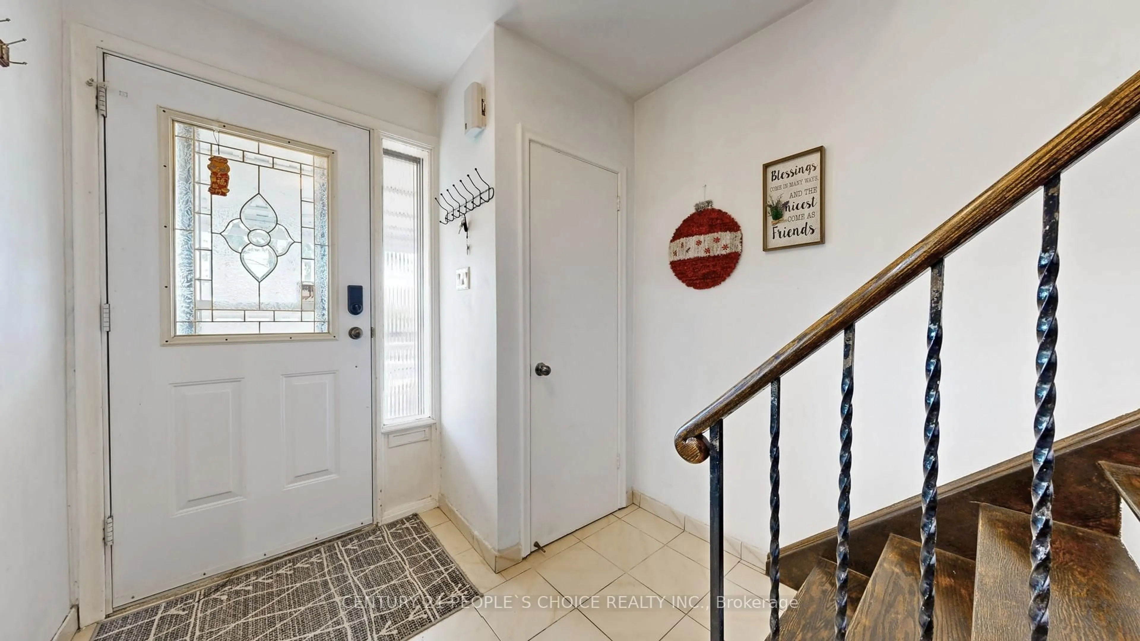Indoor entryway for 37 Foxrun Ave, Toronto Ontario M3L 1L9