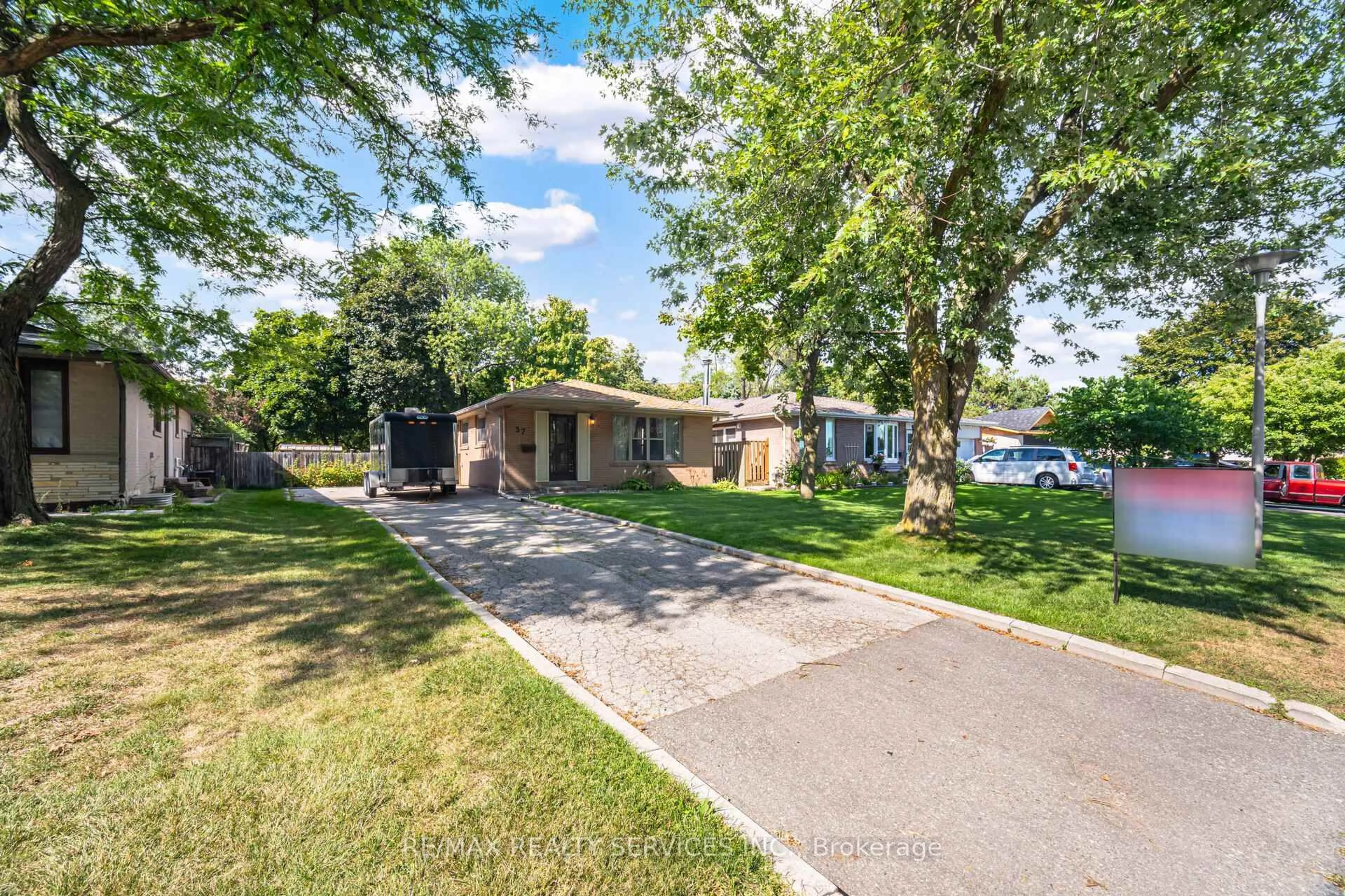 A pic from outside/outdoor area/front of a property/back of a property/a pic from drone, street for 57 Esplanade Rd, Brampton Ontario L6T 2C6