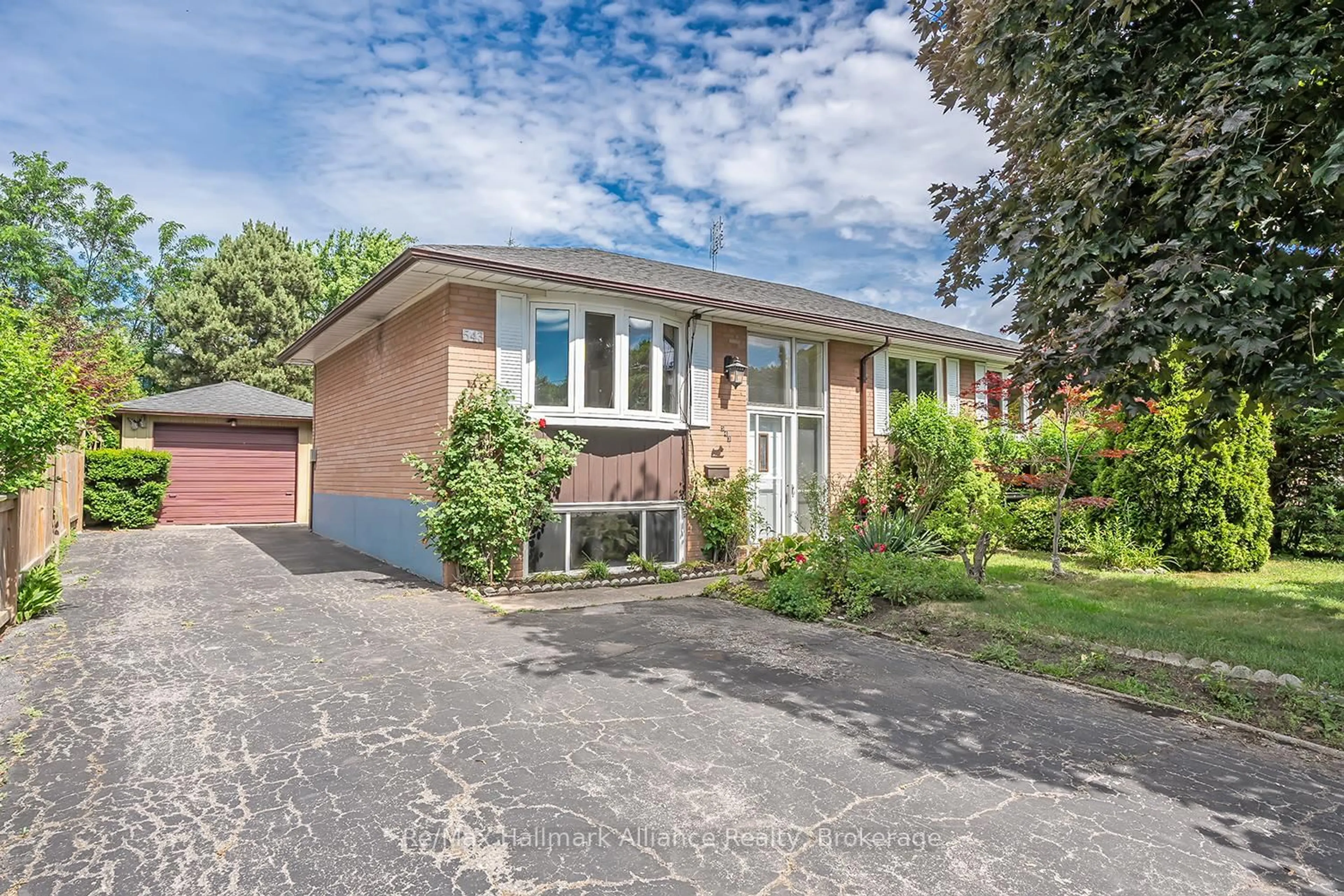 Home with brick exterior material, street for 543 Pinegrove Rd, Oakville Ontario L6K 2C2