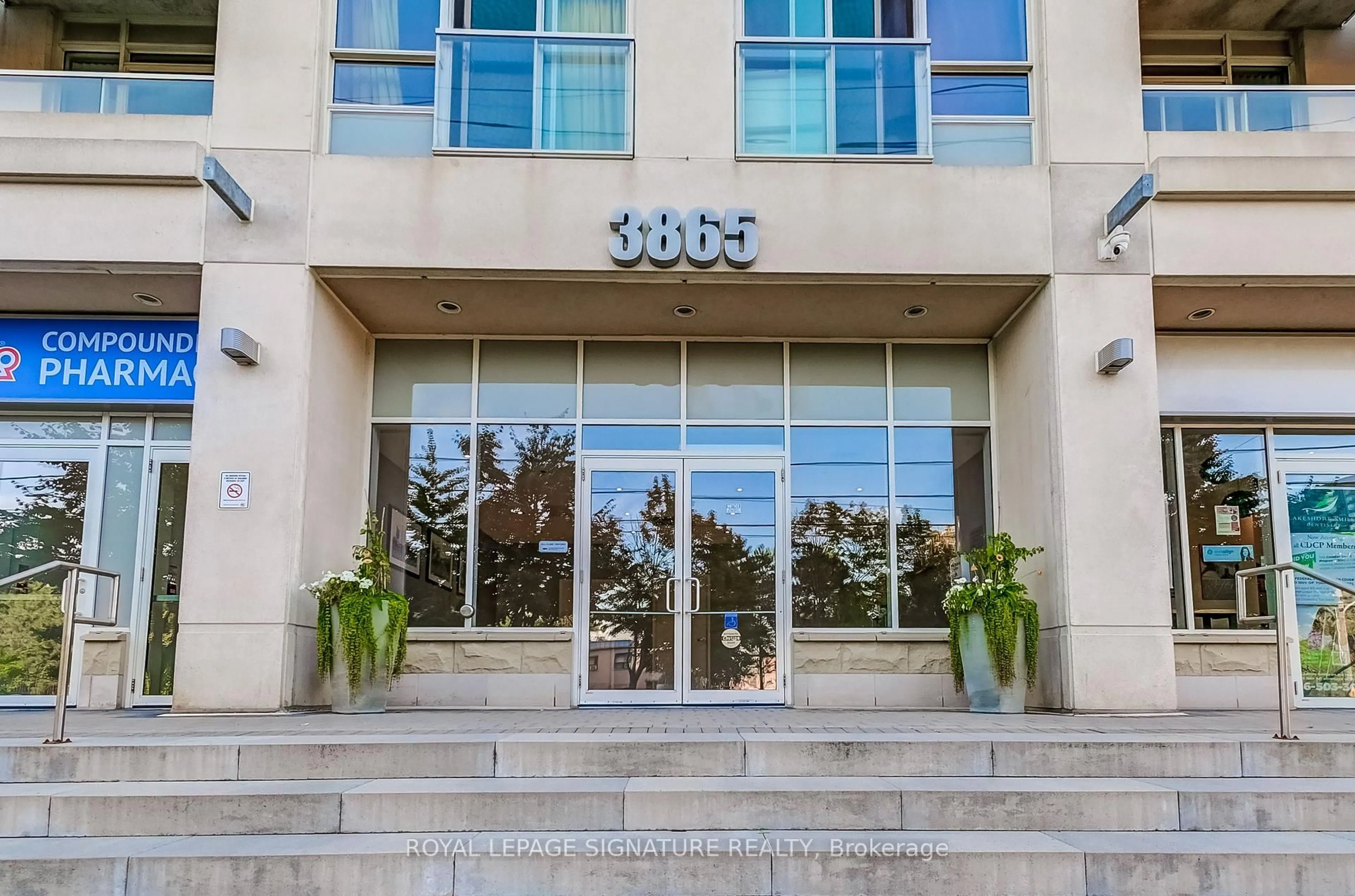 Indoor foyer for 3865 Lake Shore Blvd #320, Toronto Ontario M8W 0A2