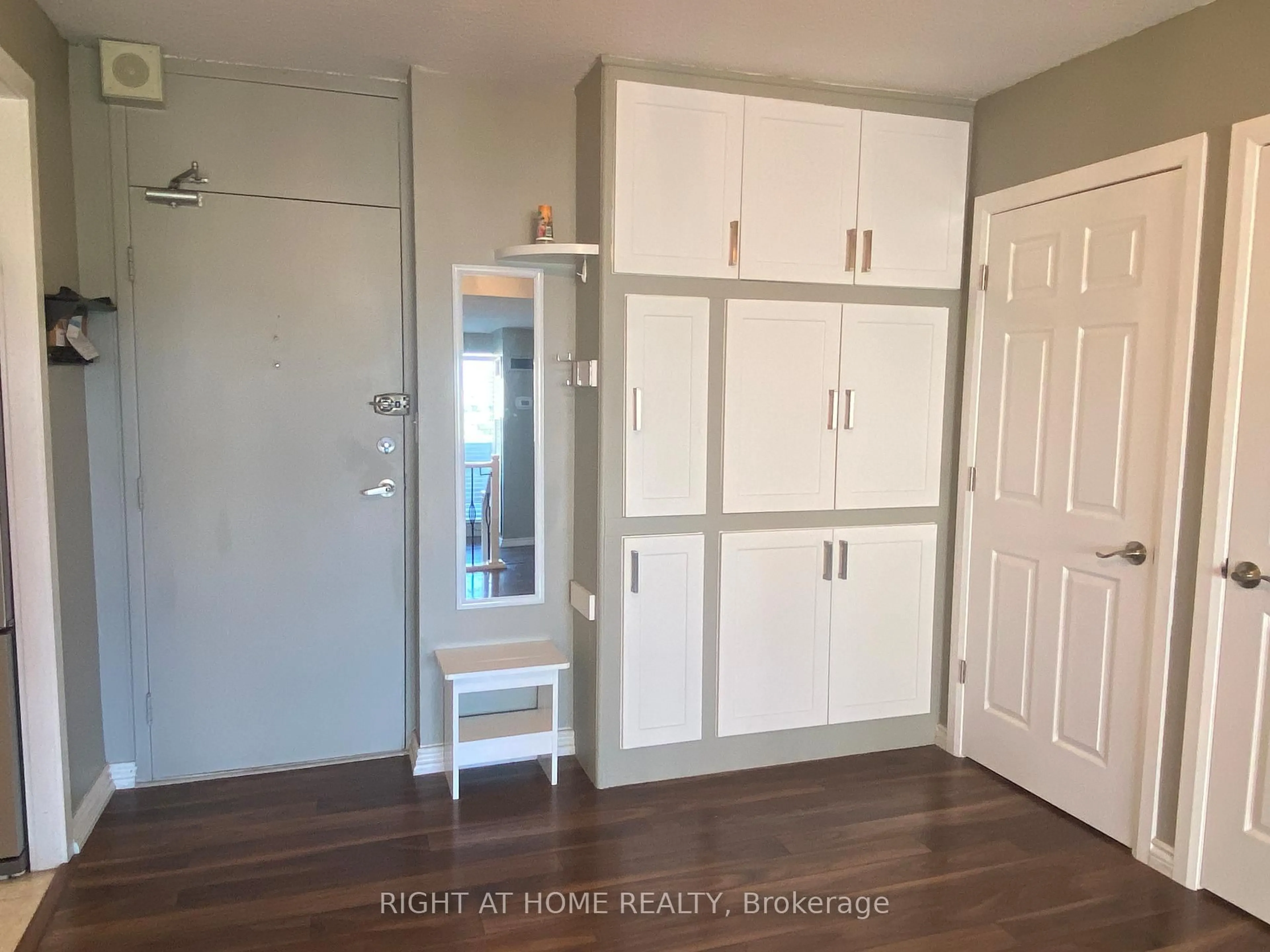 Indoor entryway for 240 Scarlett Rd #1304, Toronto Ontario M6N 4X4