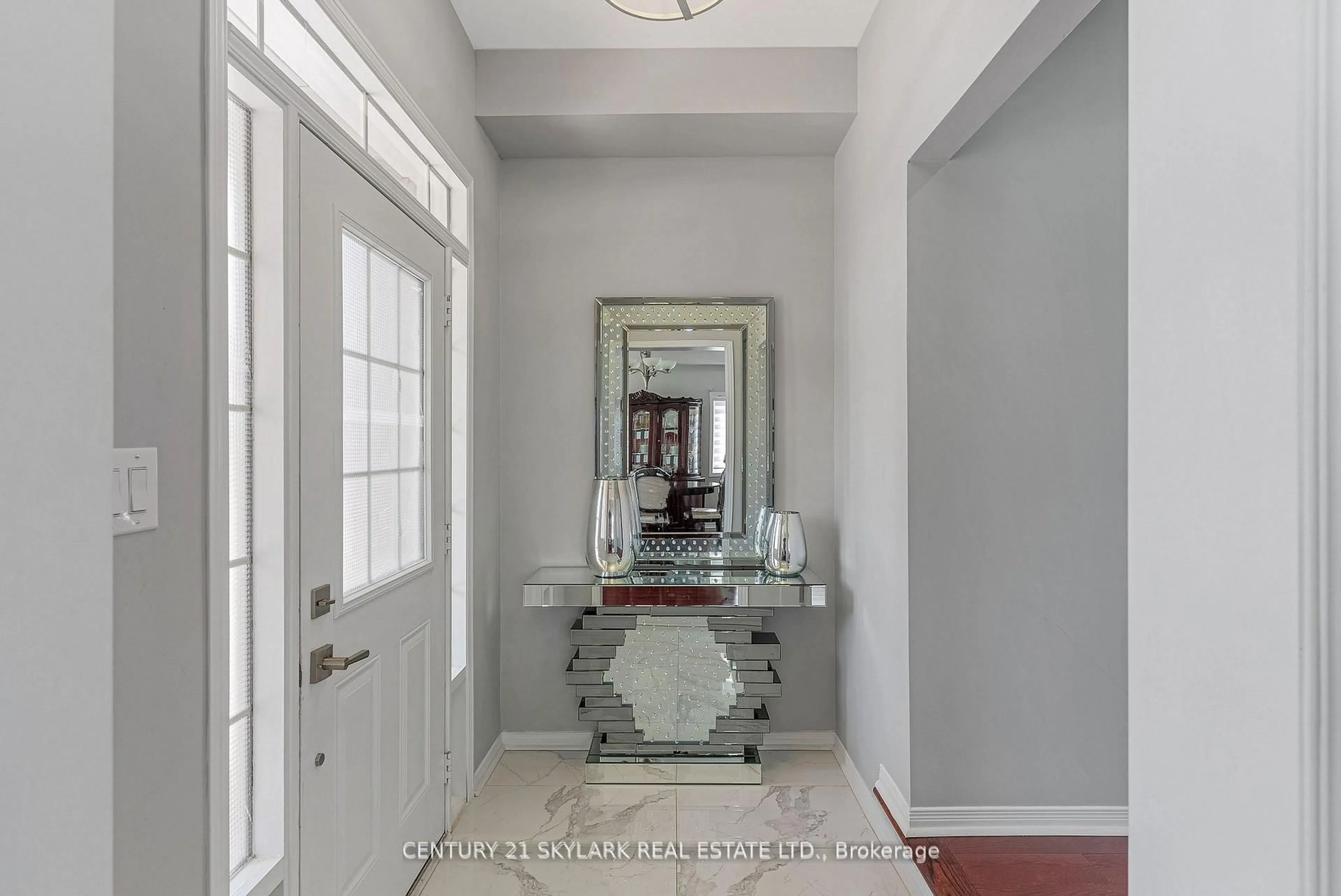 Indoor entryway for 13 Ledgerock Rd, Brampton Ontario L6P 2L8