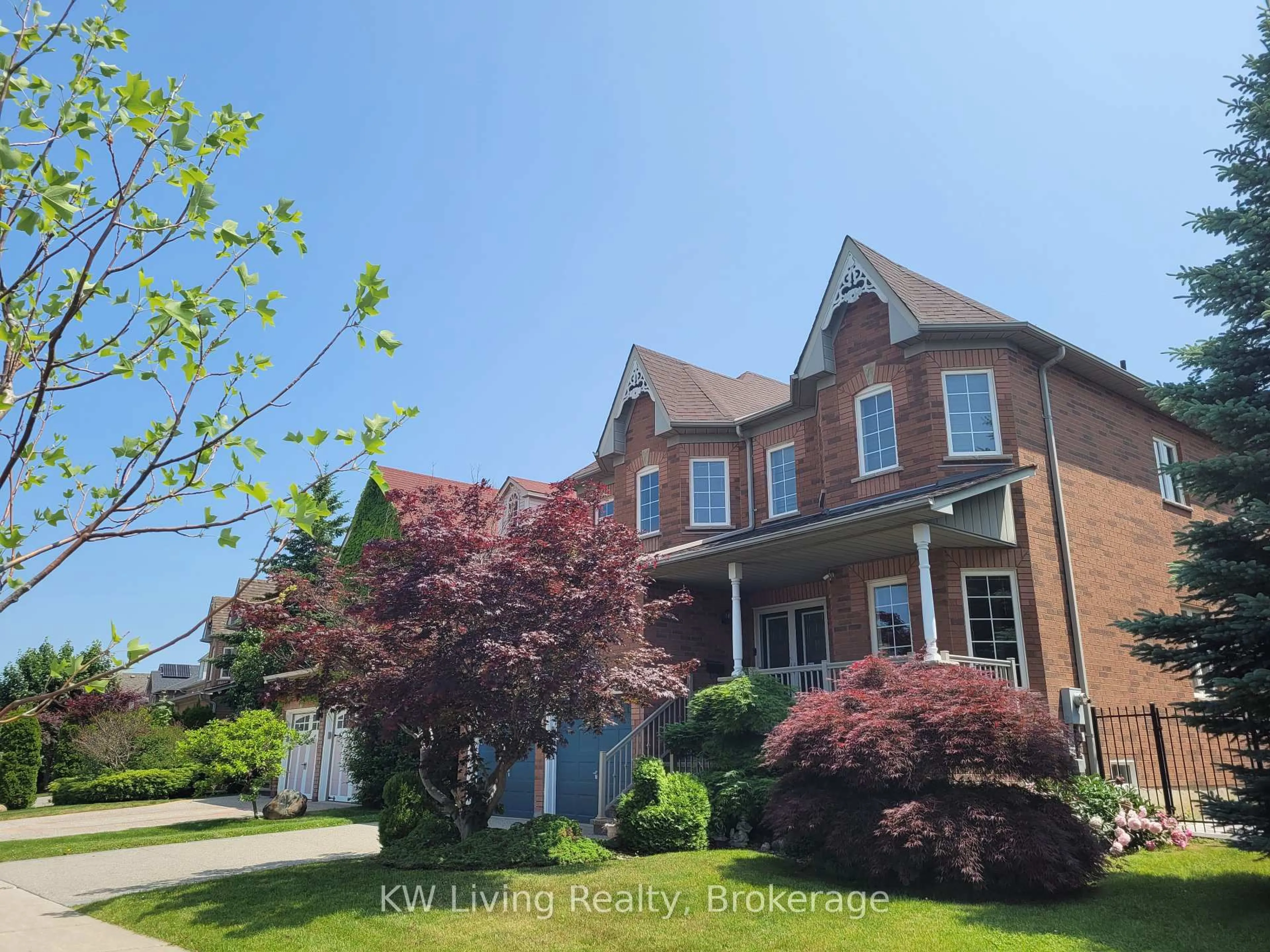 A pic from outside/outdoor area/front of a property/back of a property/a pic from drone, street for 858 Silverthorn Mill Ave, Mississauga Ontario L5W 1B1