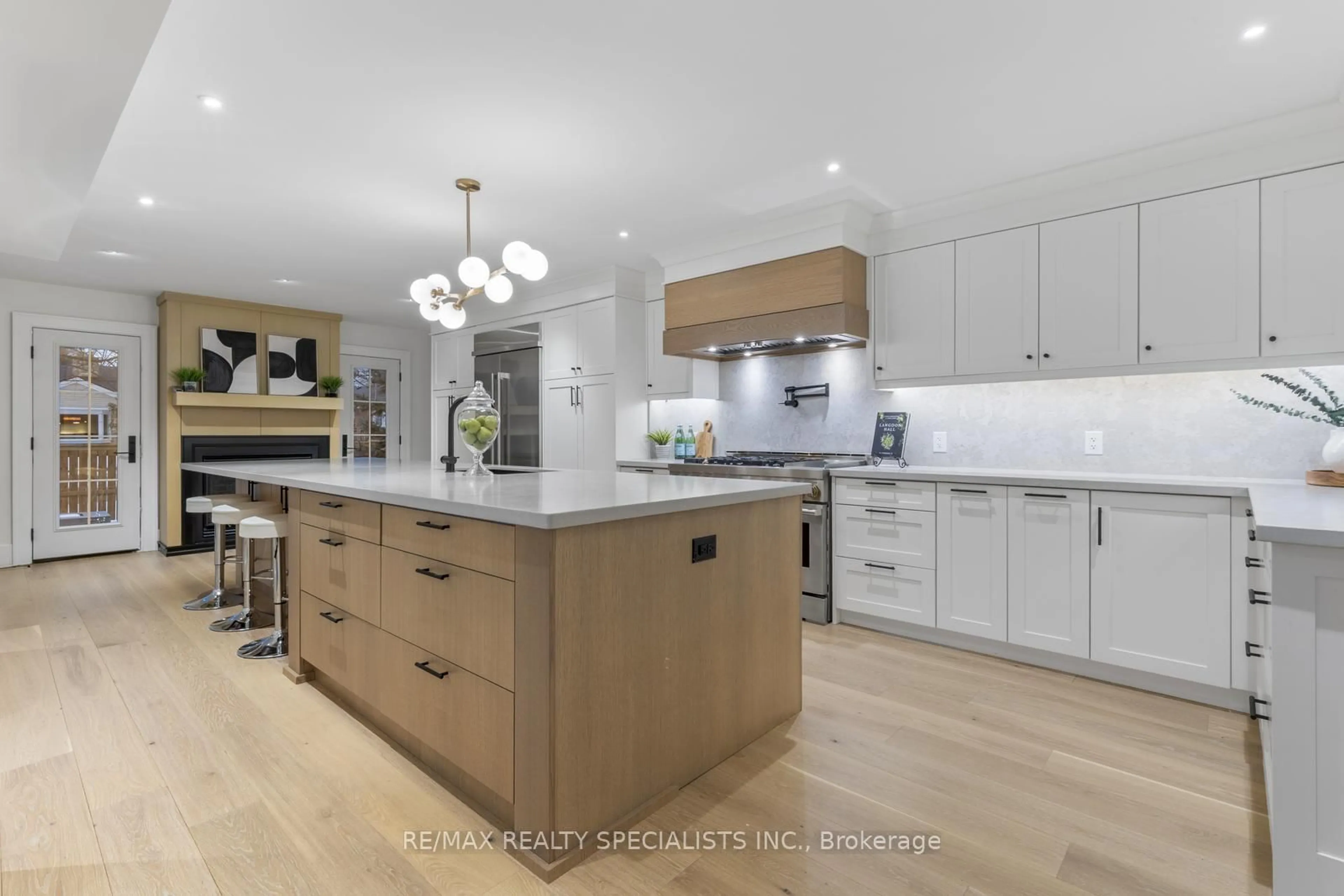 Contemporary kitchen, unknown for 939 TEAL Dr, Burlington Ontario L7T 2Y9