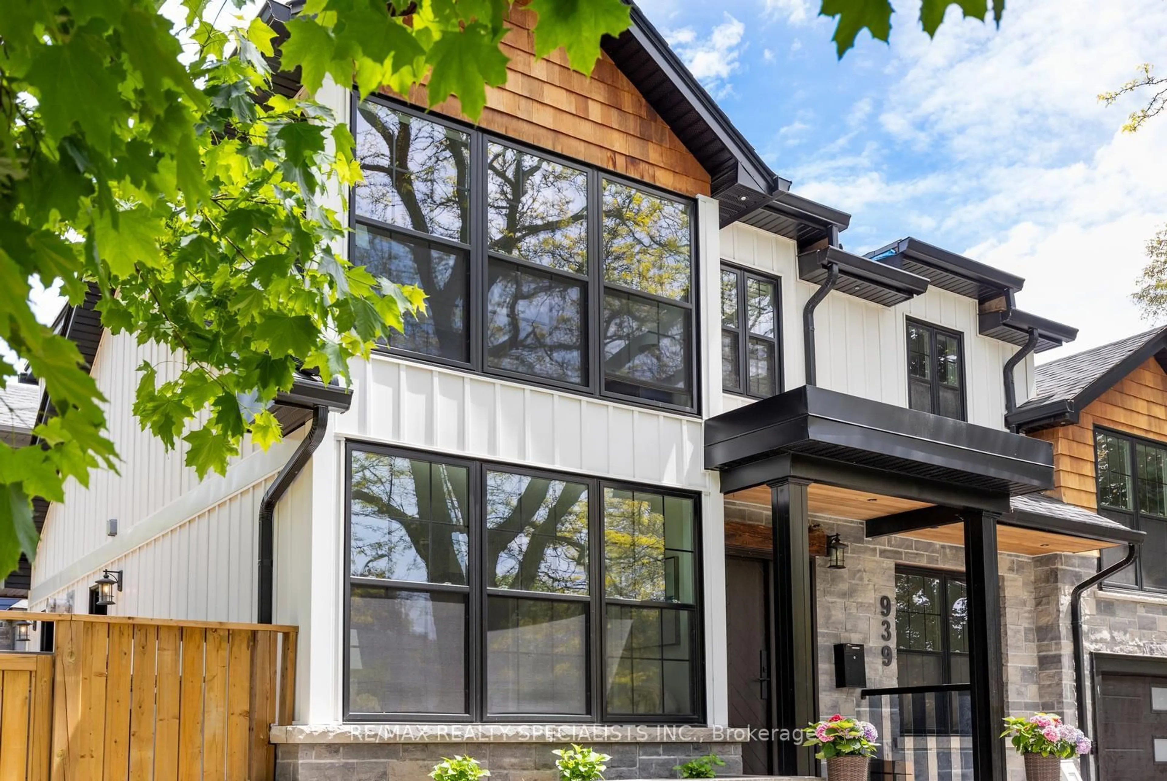 Home with brick exterior material, street for 939 TEAL Dr, Burlington Ontario L7T 2Y9
