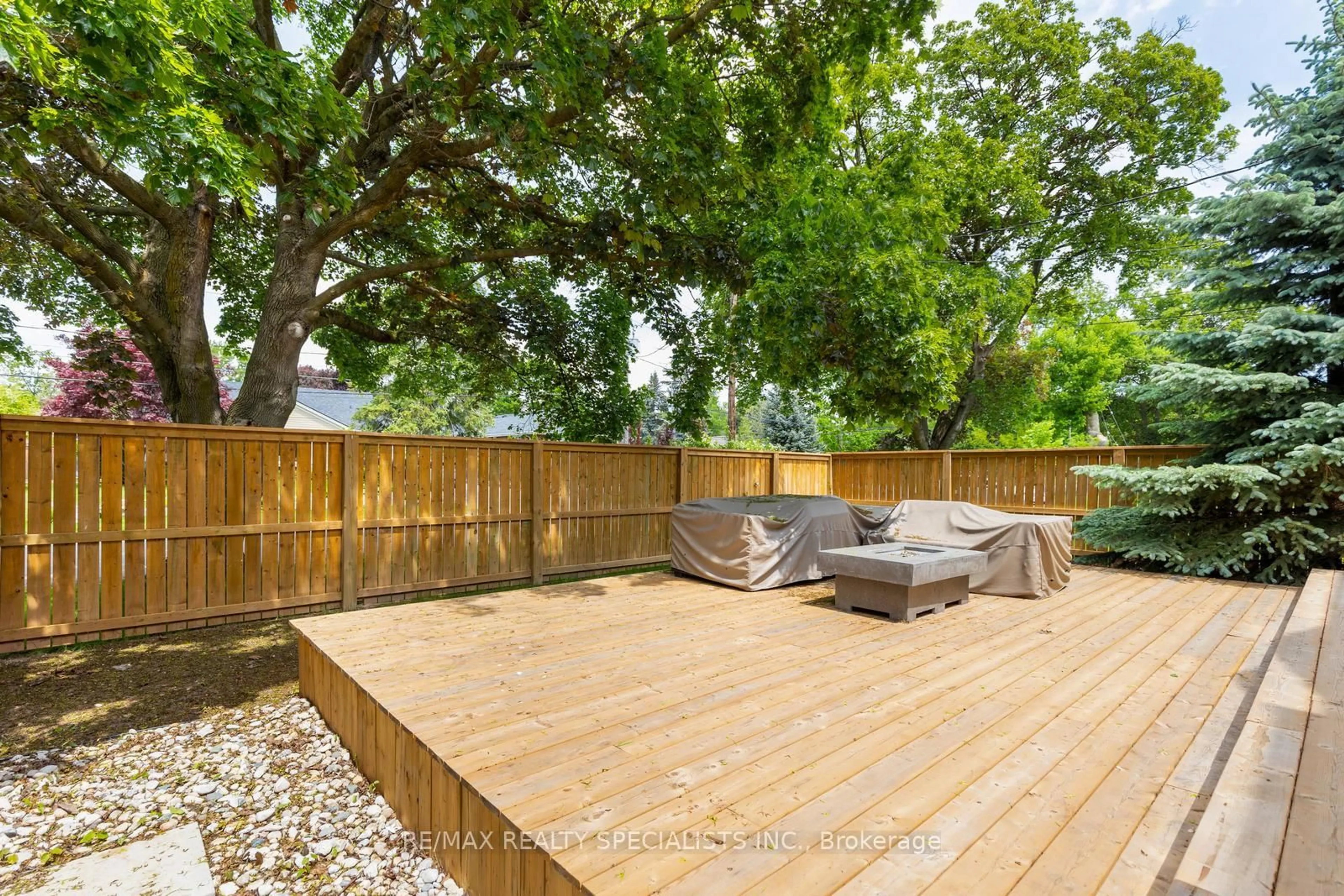 Patio, forest/trees view for 939 TEAL Dr, Burlington Ontario L7T 2Y9