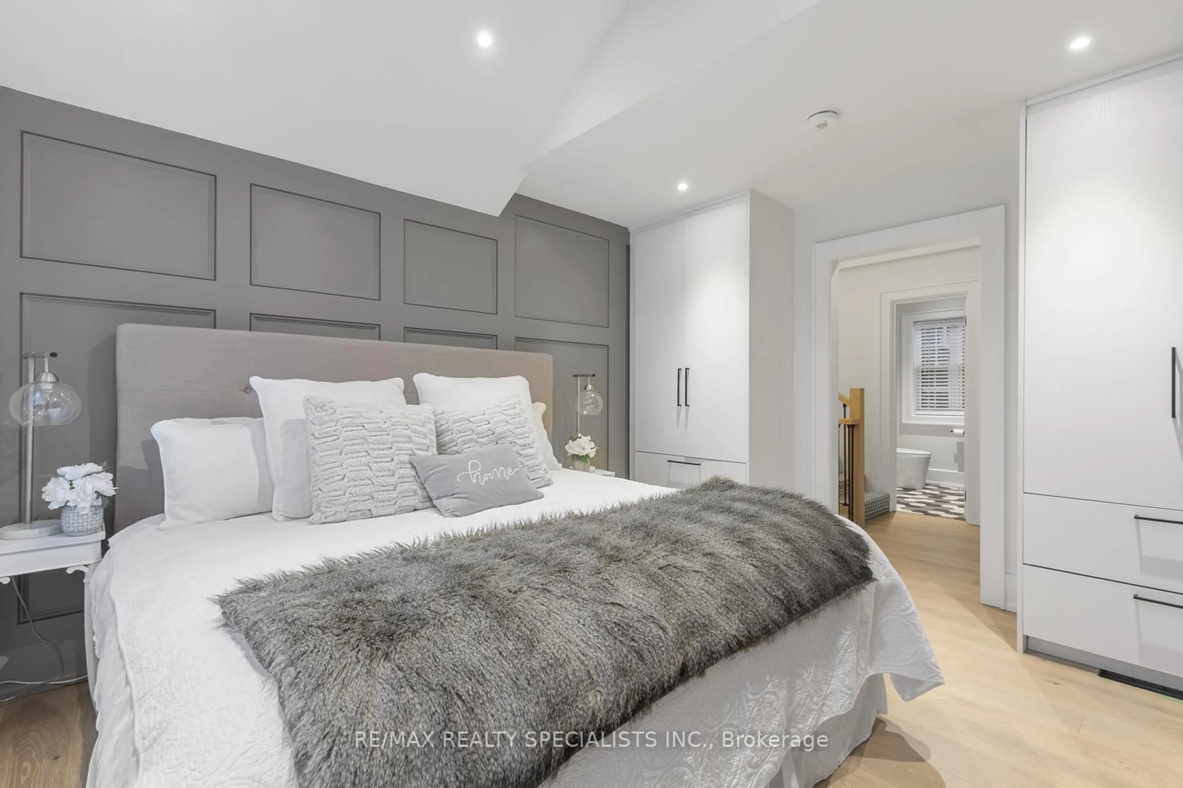 Bedroom with bed, unknown for 939 TEAL Dr, Burlington Ontario L7T 2Y9