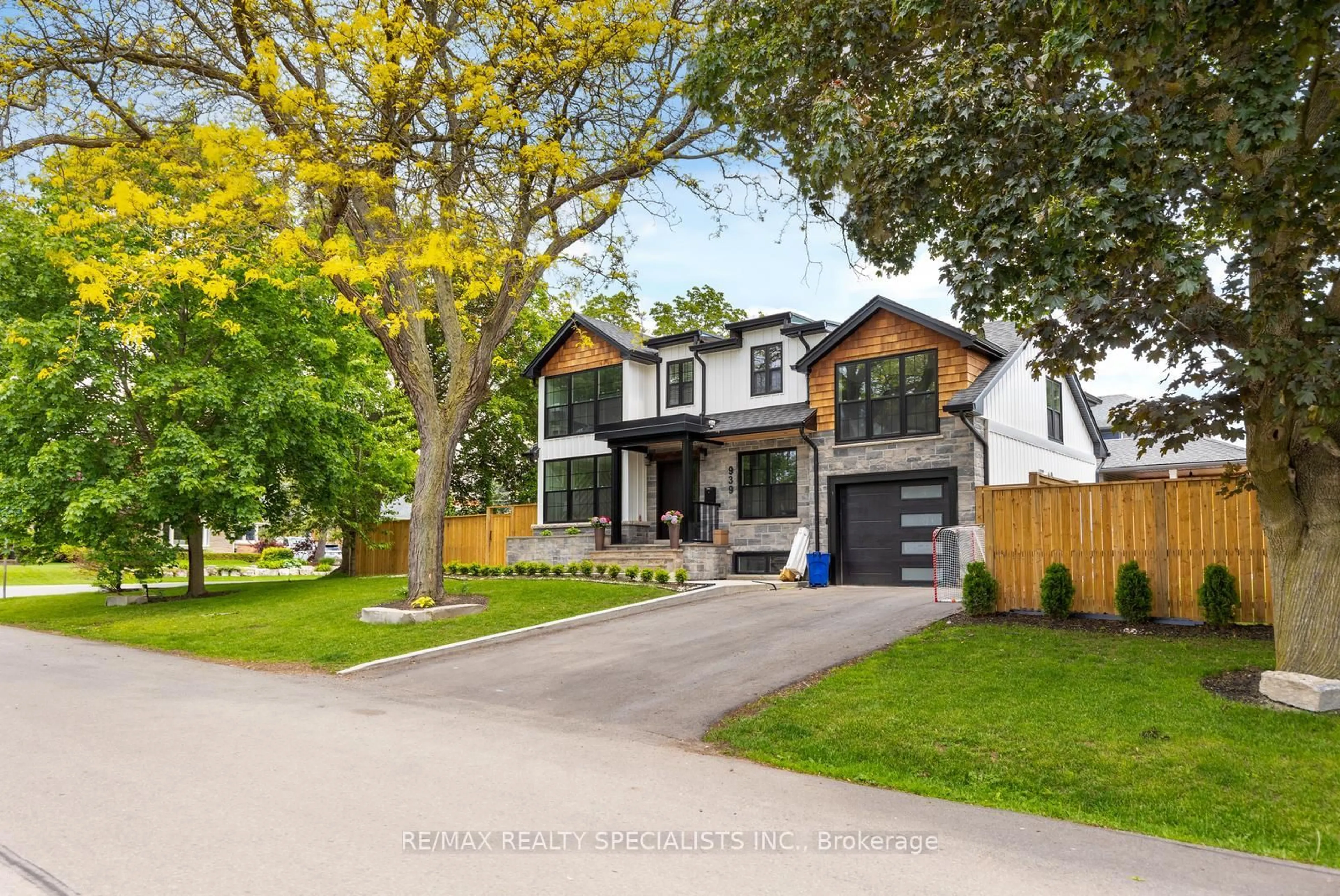 Home with brick exterior material, street for 939 TEAL Dr, Burlington Ontario L7T 2Y9