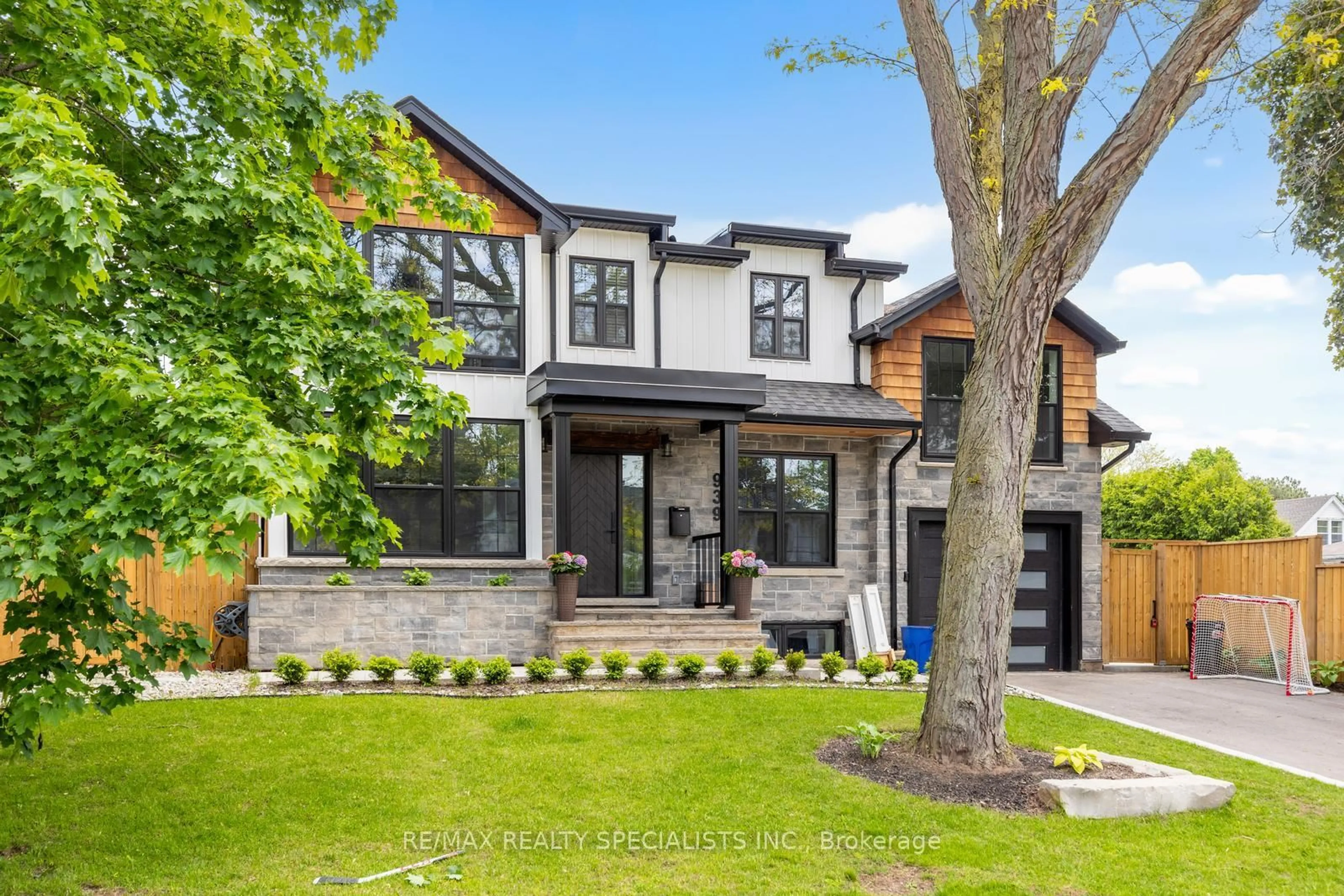 Home with brick exterior material, street for 939 TEAL Dr, Burlington Ontario L7T 2Y9