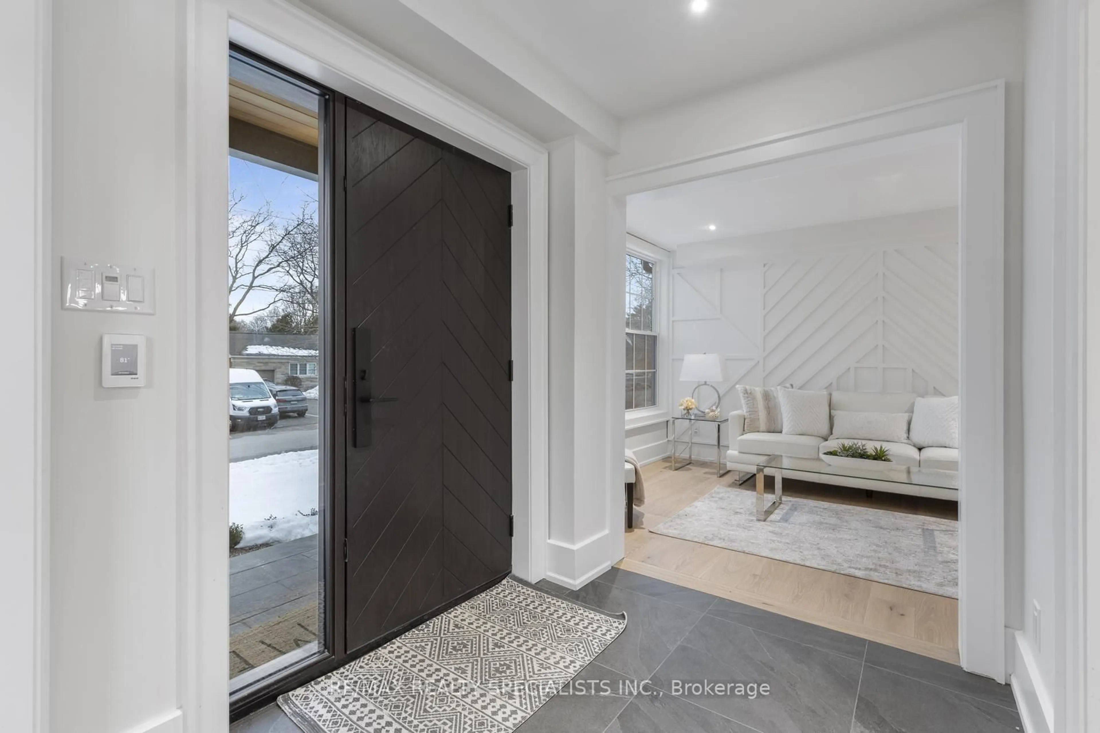 Indoor entryway for 939 TEAL Dr, Burlington Ontario L7T 2Y9