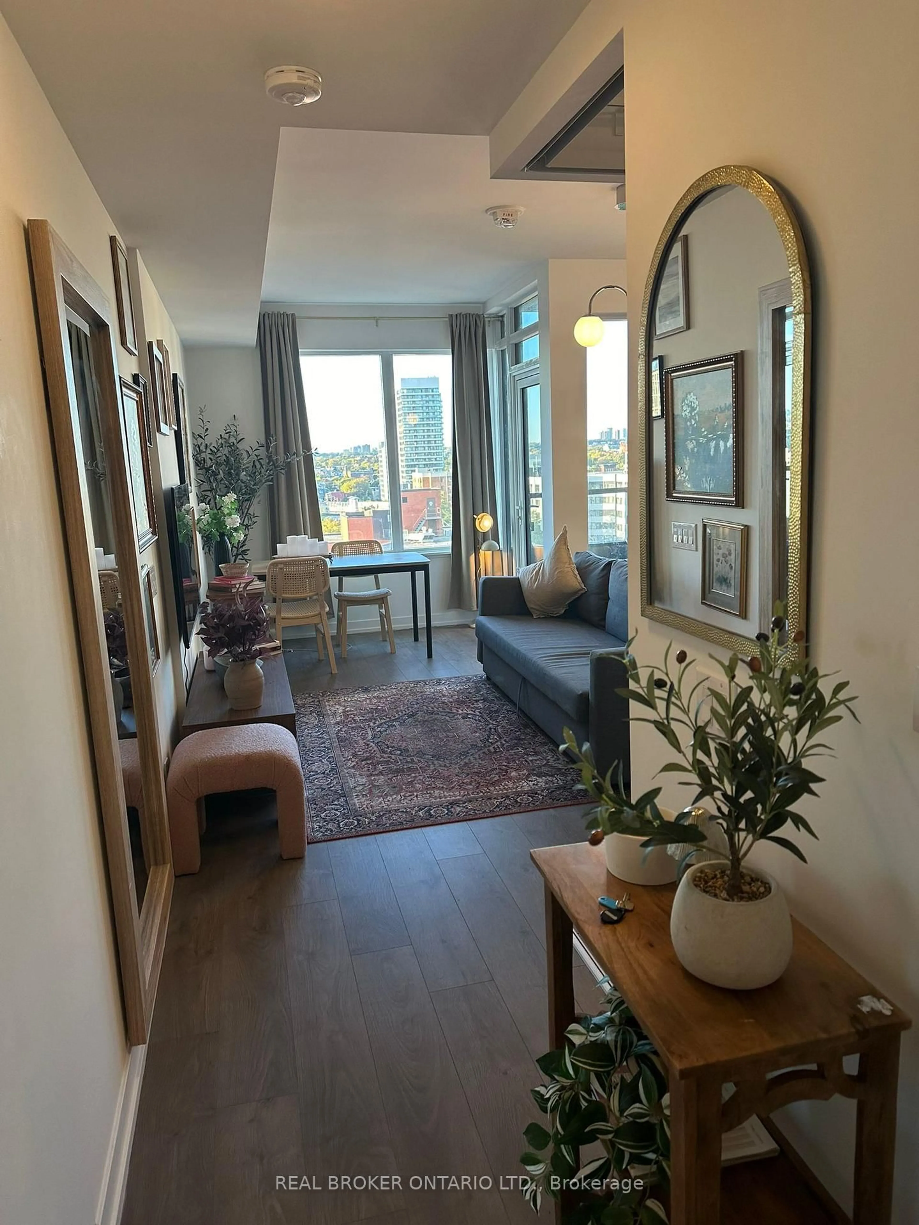 Indoor entryway for 270 Dufferin St #820, Toronto Ontario M6K 0H8