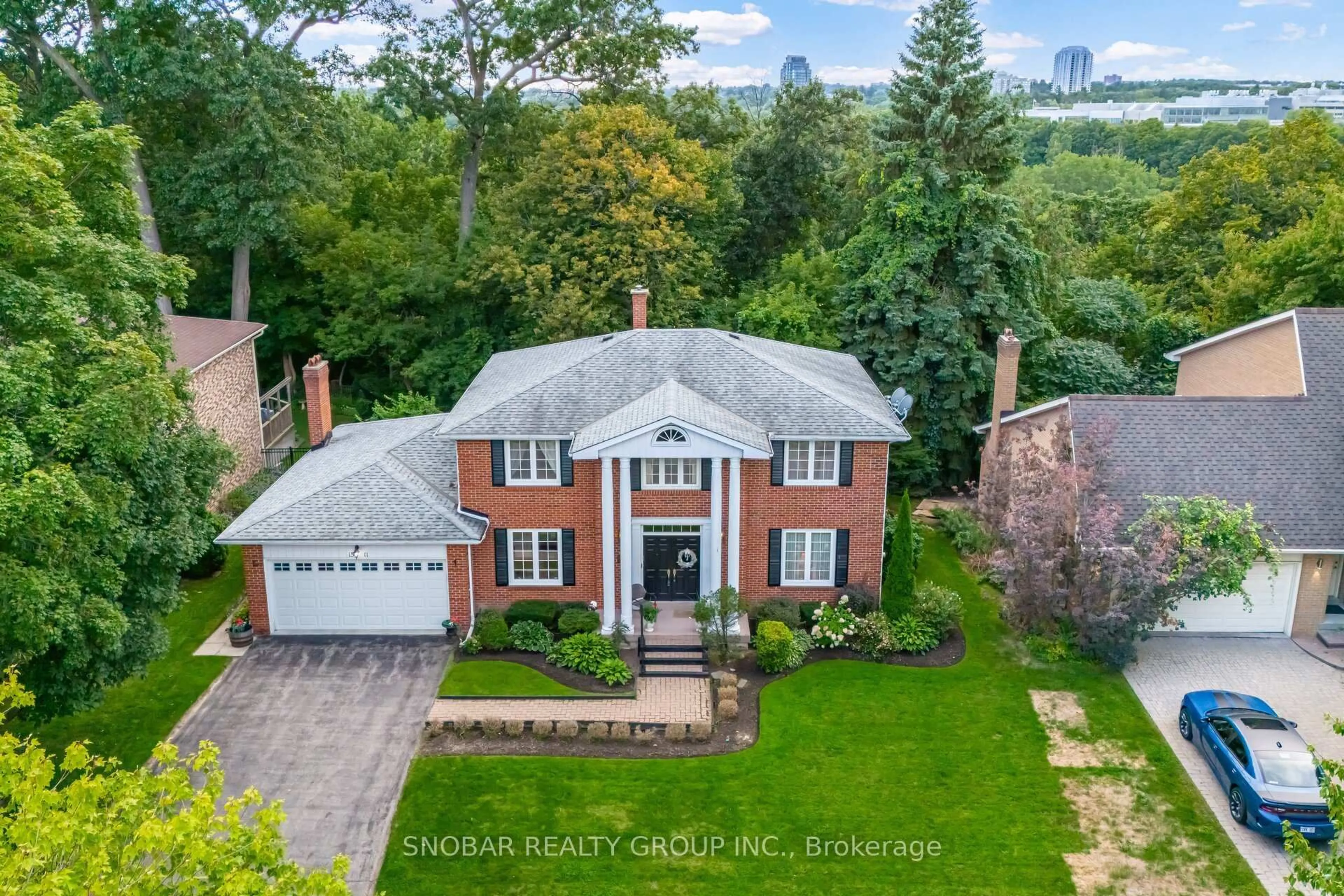 A pic from outside/outdoor area/front of a property/back of a property/a pic from drone, street for 1511 Ballyclare Dr, Mississauga Ontario L5C 1J4