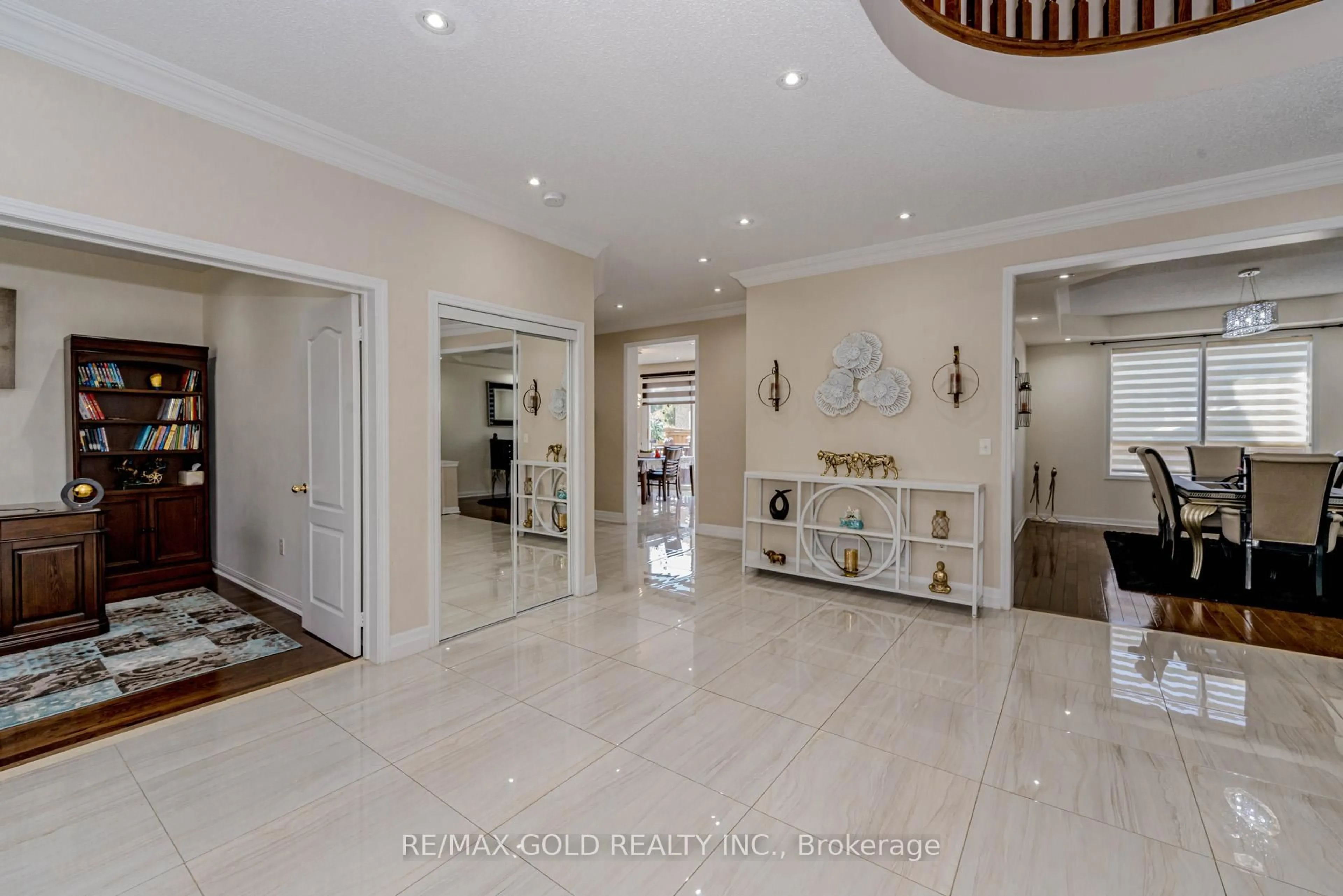 Indoor foyer for 28 Crocker Dr, Brampton Ontario L6P 1M8