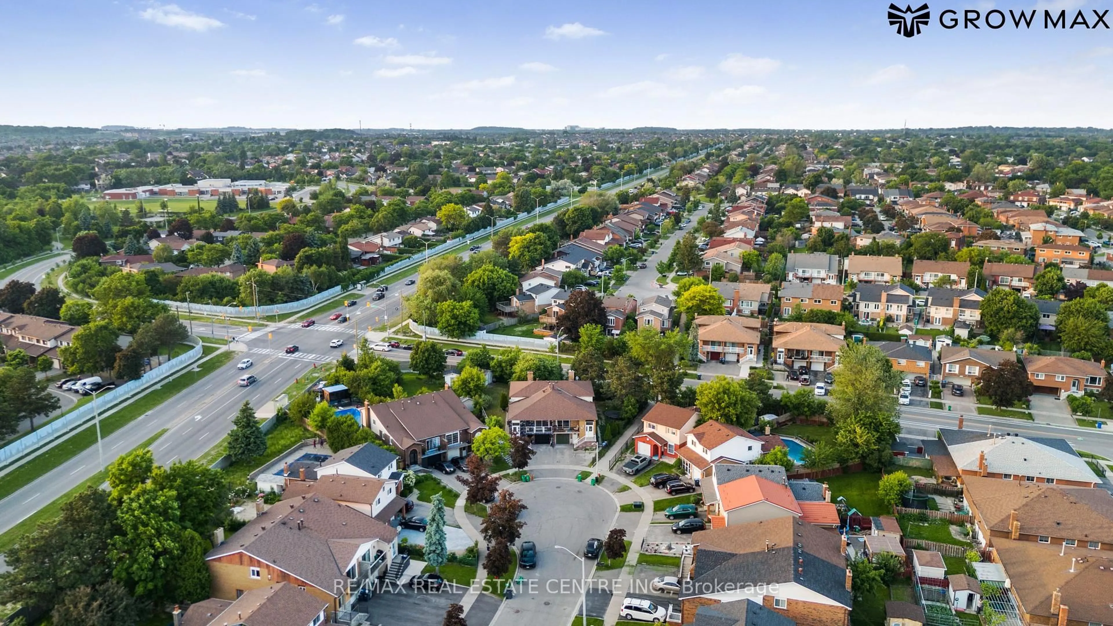 A pic from outside/outdoor area/front of a property/back of a property/a pic from drone, street for 38 Elderwood Pl, Brampton Ontario L6V 3N3