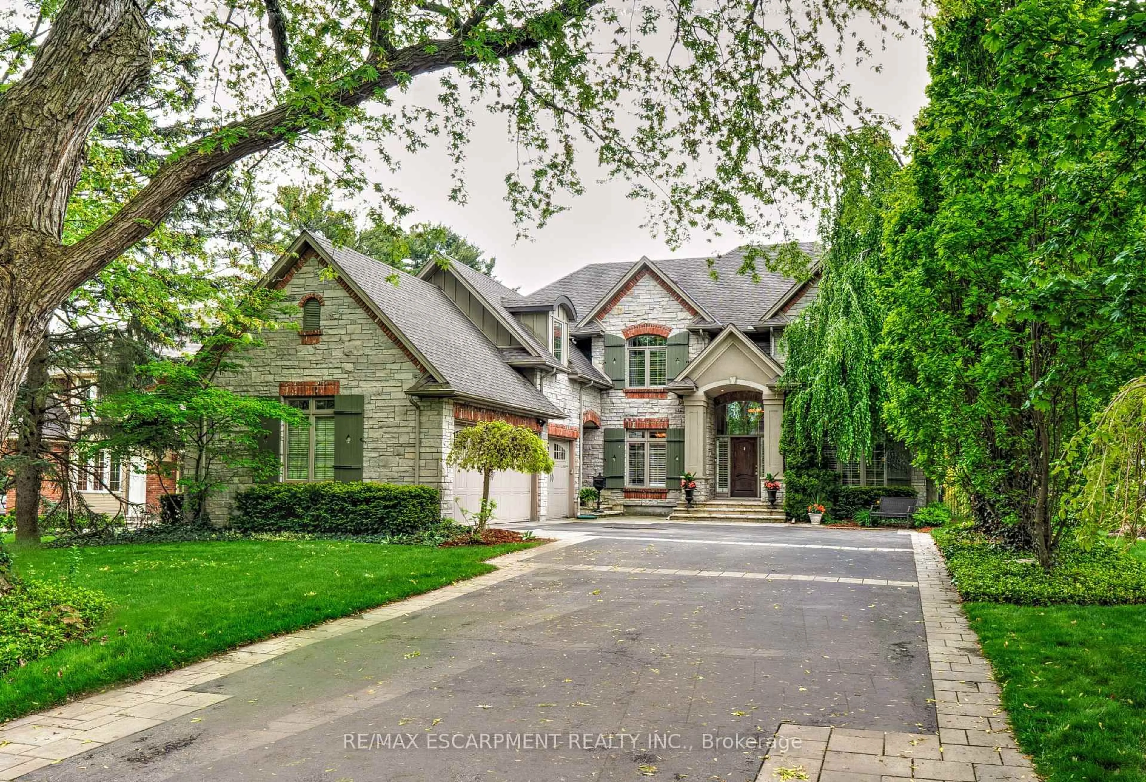 Home with brick exterior material, street for 290 Shoreacres Rd, Burlington Ontario L7L 2H4