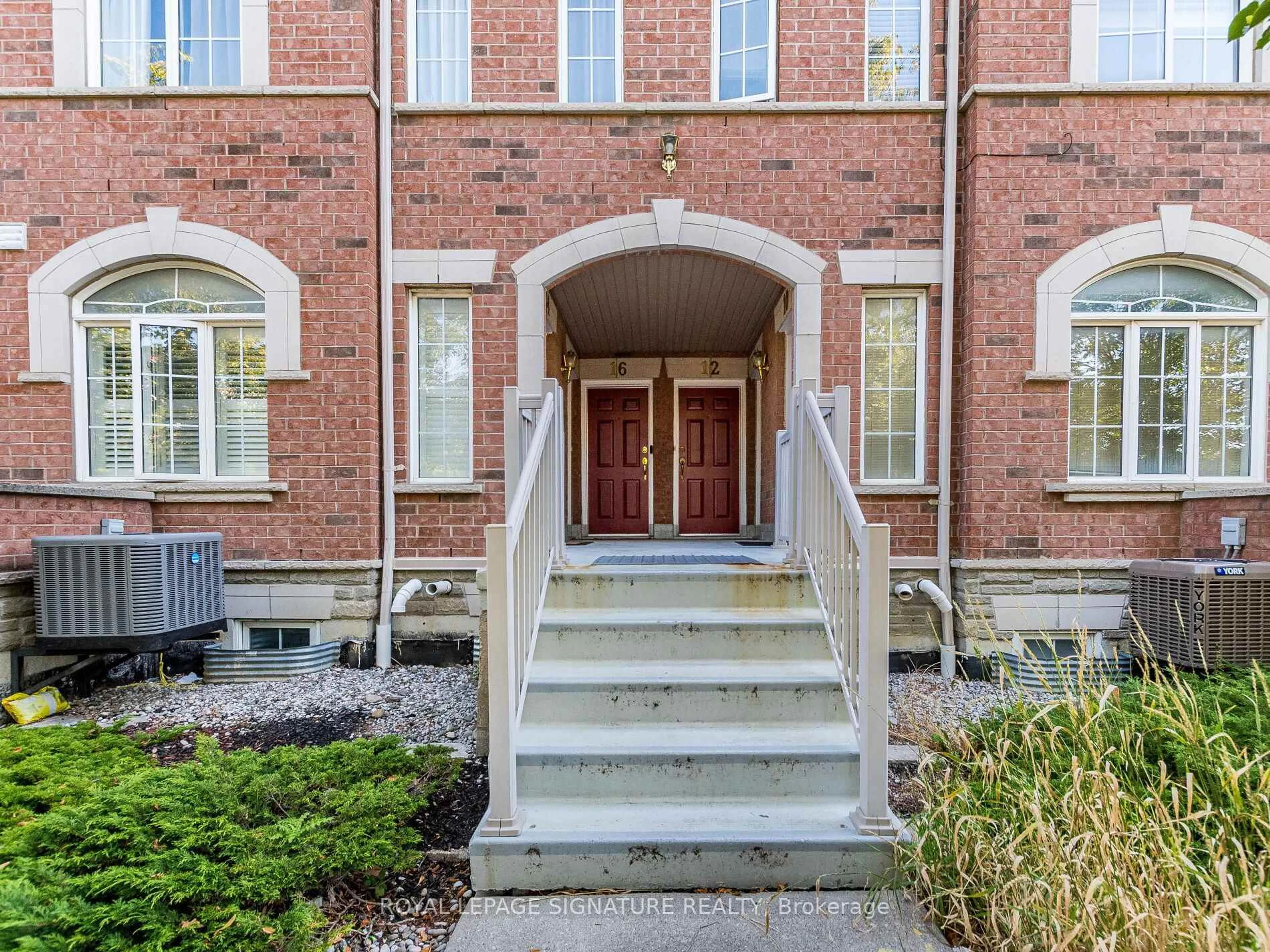 Indoor entryway for 3055 Elmcreek Rd #11, Mississauga Ontario L5B 4J9