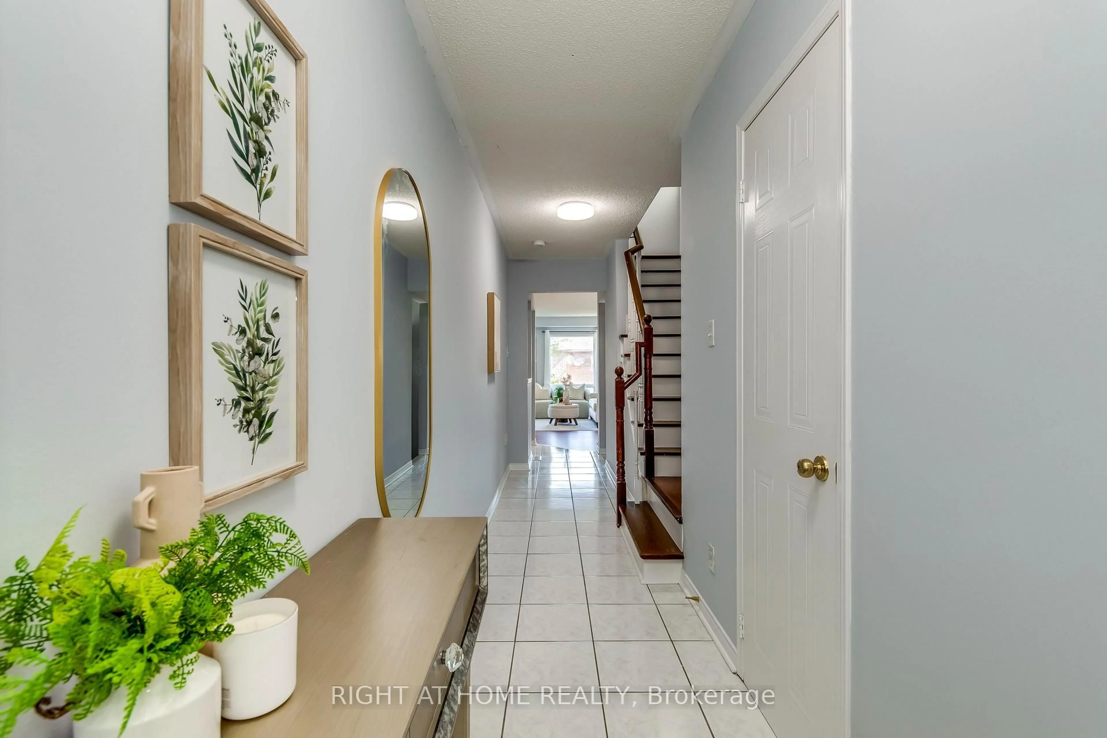 Indoor entryway for 2945 Thomas St #104, Mississauga Ontario L5M 6C1