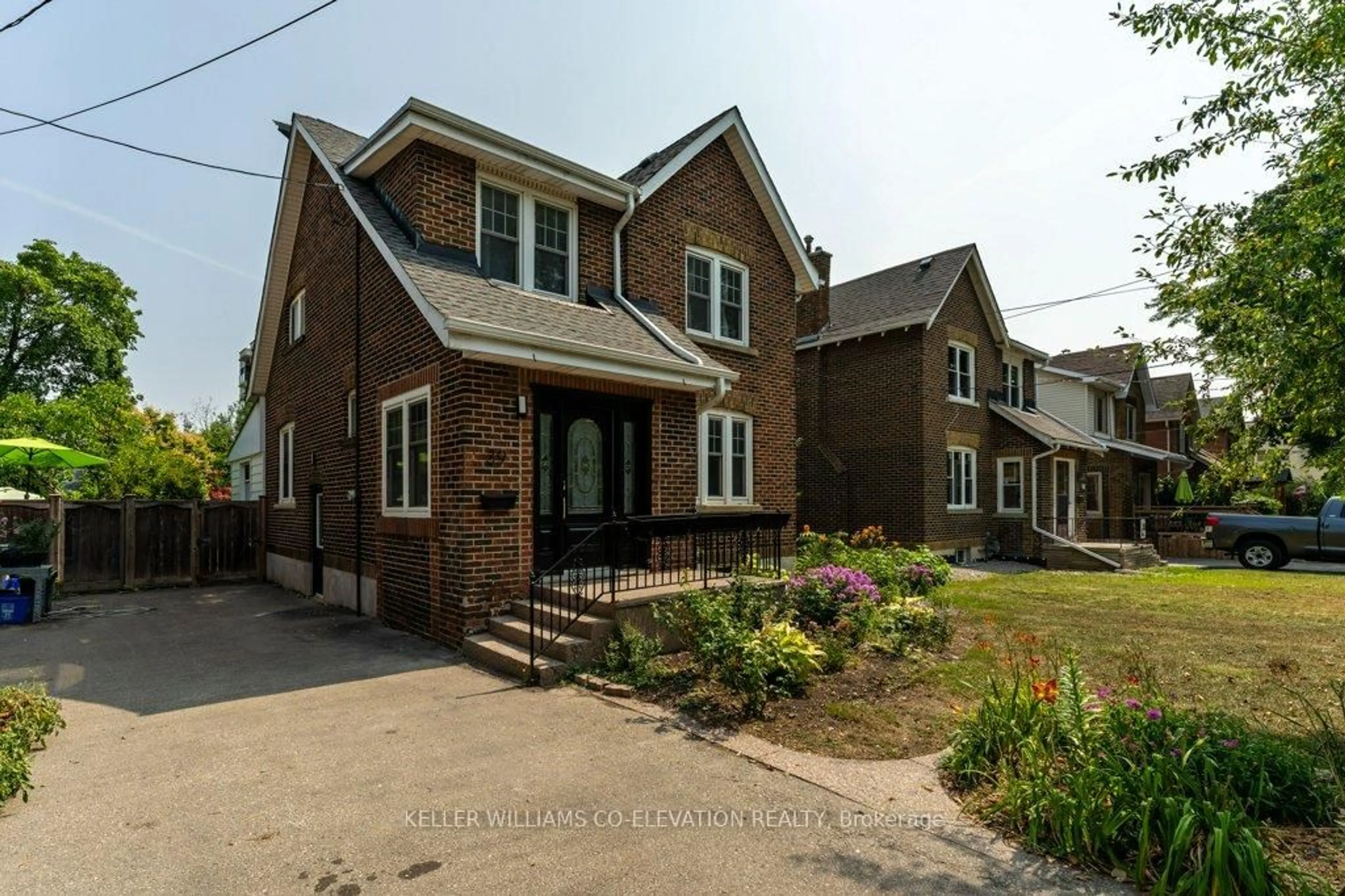 Home with brick exterior material, street for 39 Court St, Milton Ontario L9T 2S2