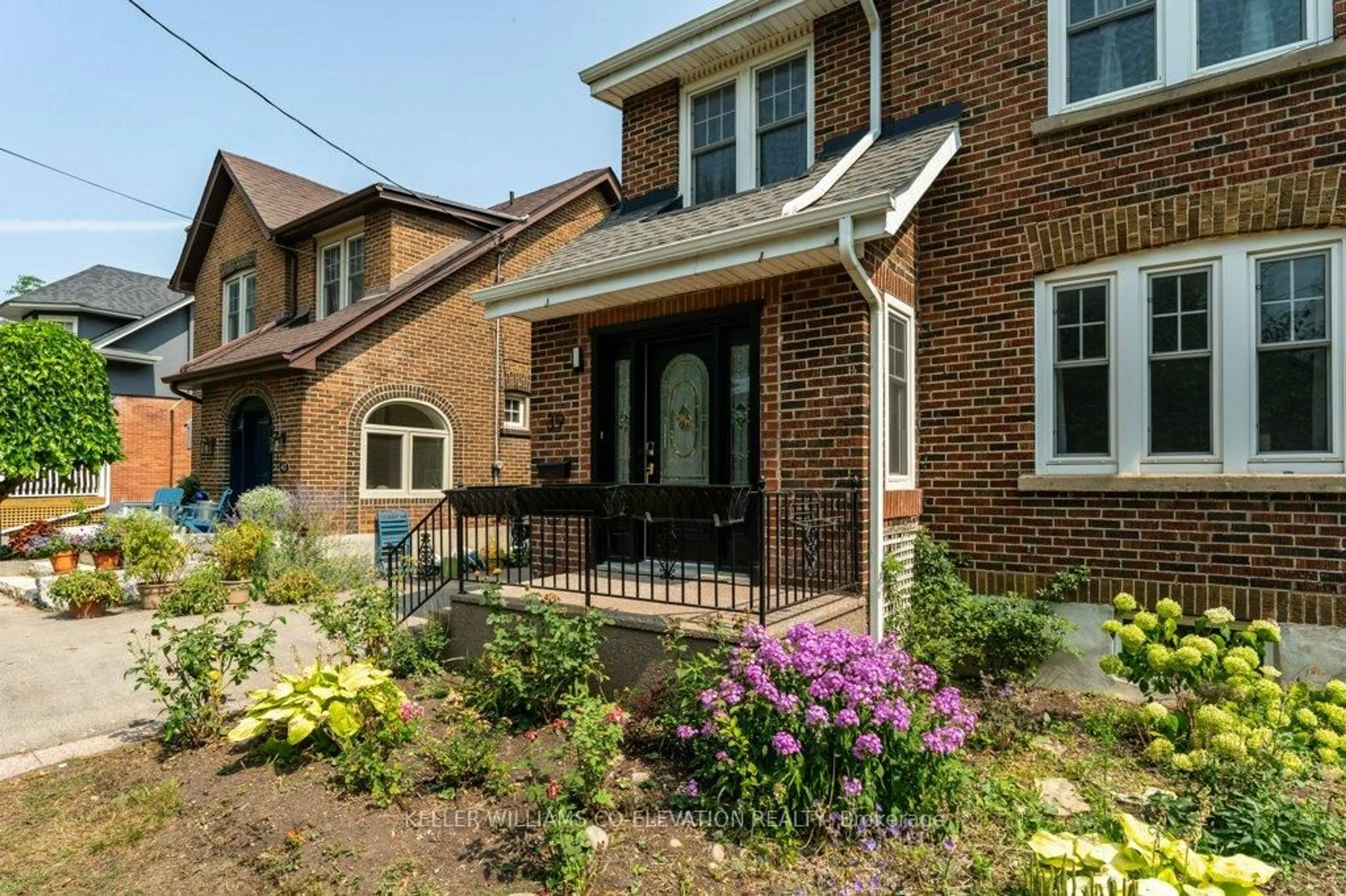 Home with brick exterior material, street for 39 Court St, Milton Ontario L9T 2S2