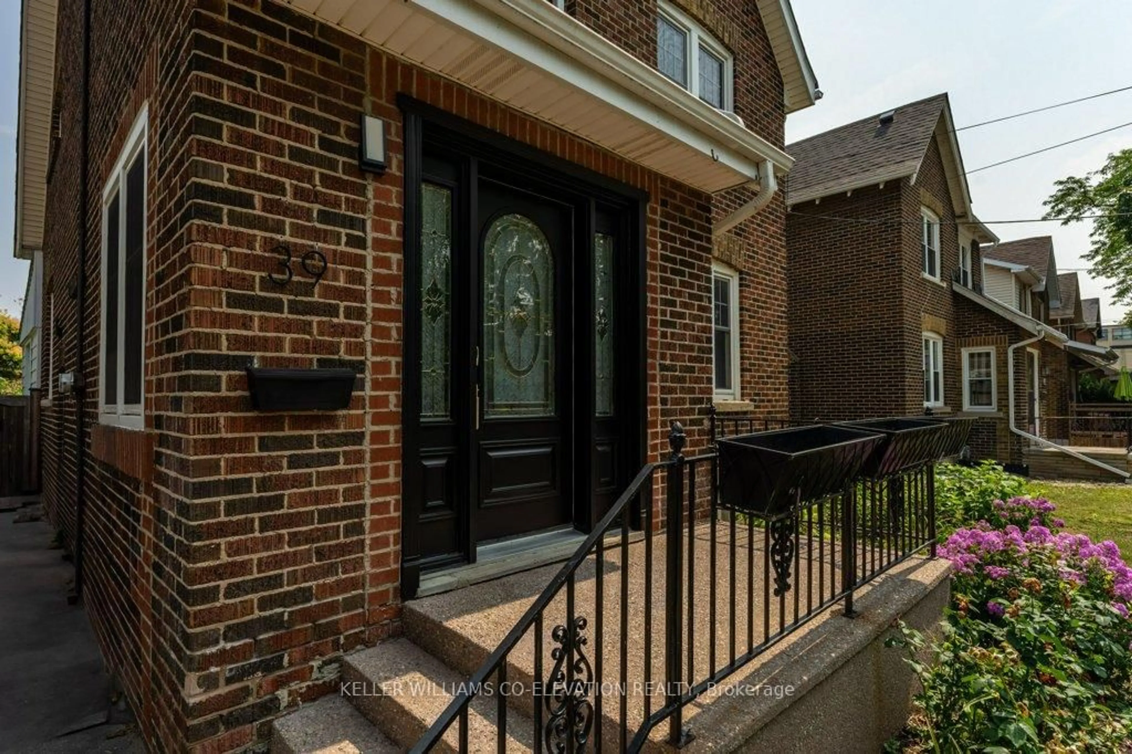 Home with brick exterior material, street for 39 Court St, Milton Ontario L9T 2S2