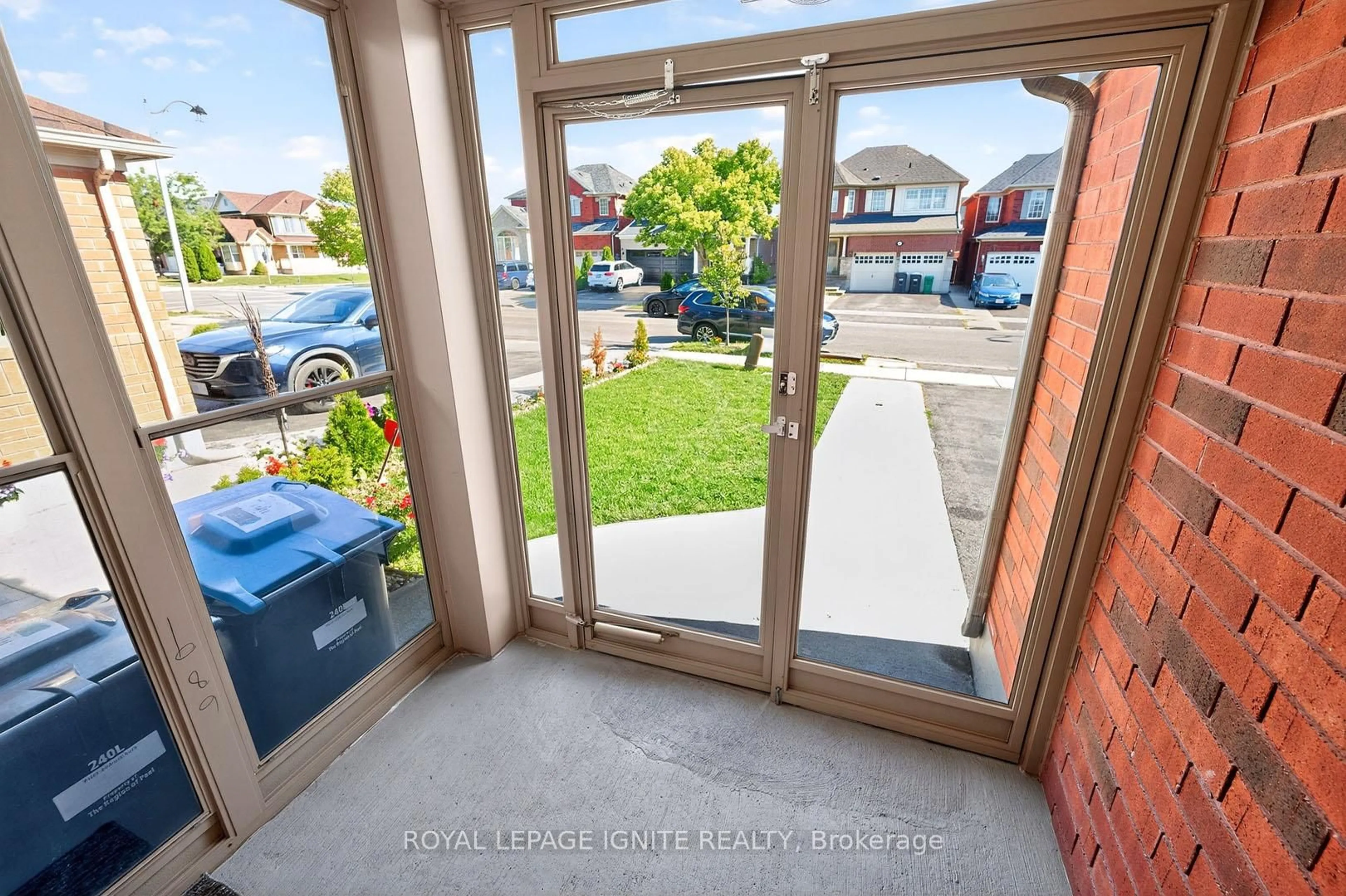 Patio, street for 74 Dwyer Dr, Brampton Ontario L6S 0B1