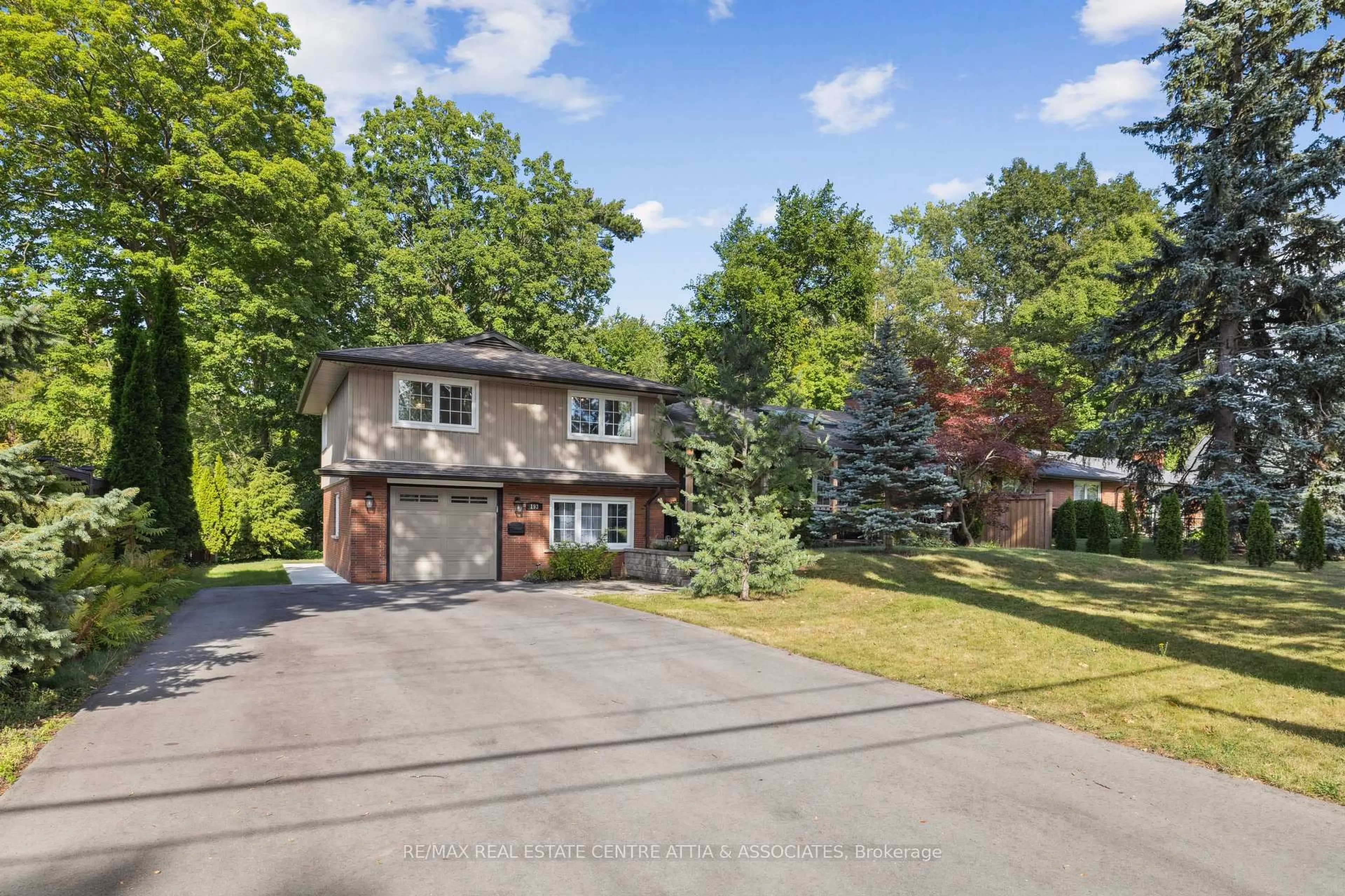 A pic from outside/outdoor area/front of a property/back of a property/a pic from drone, street for 193 Appleby Line, Burlington Ontario L7L 2X3