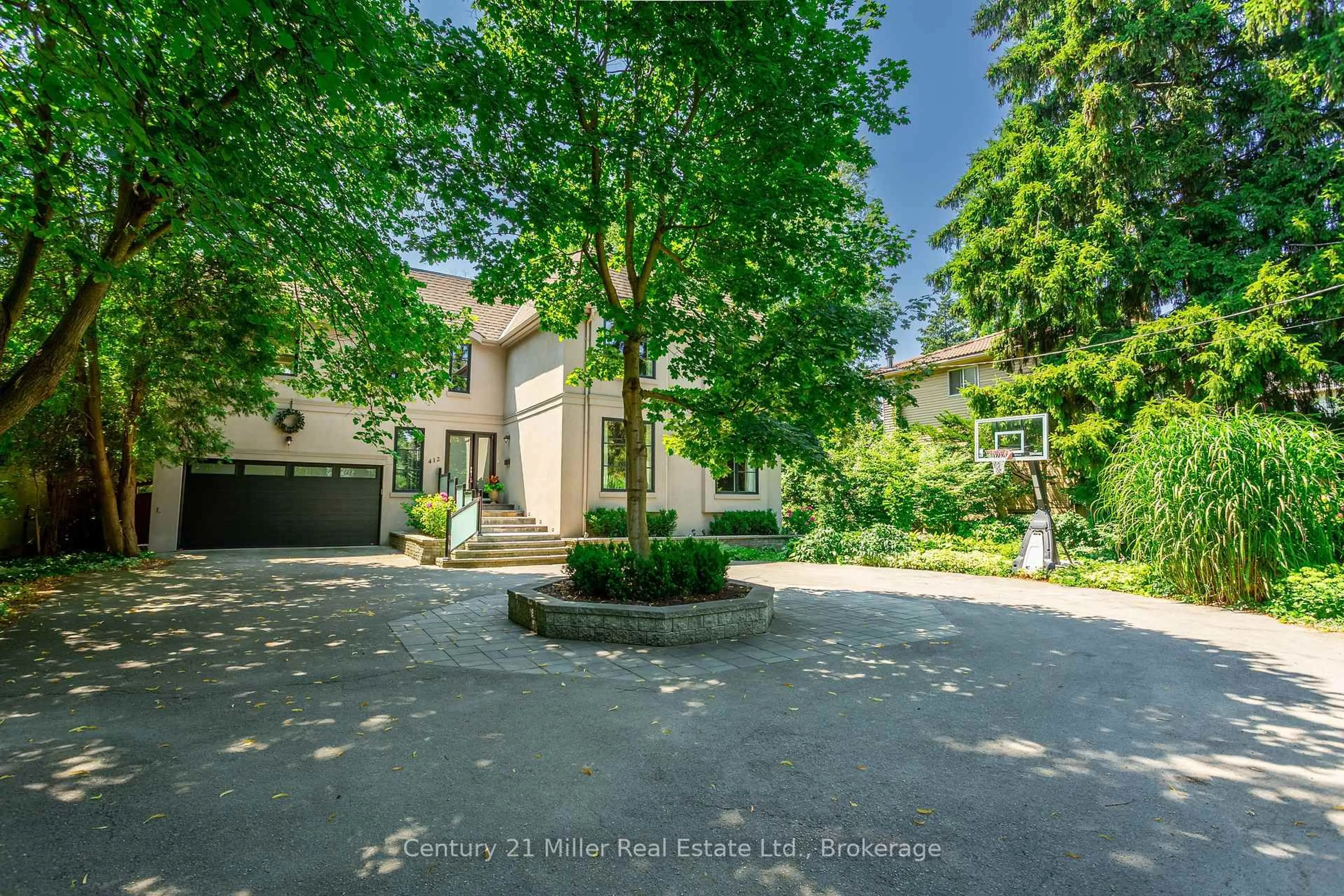 A pic from outside/outdoor area/front of a property/back of a property/a pic from drone, street for 412 Maple Grove Dr, Oakville Ontario L6J 4V7