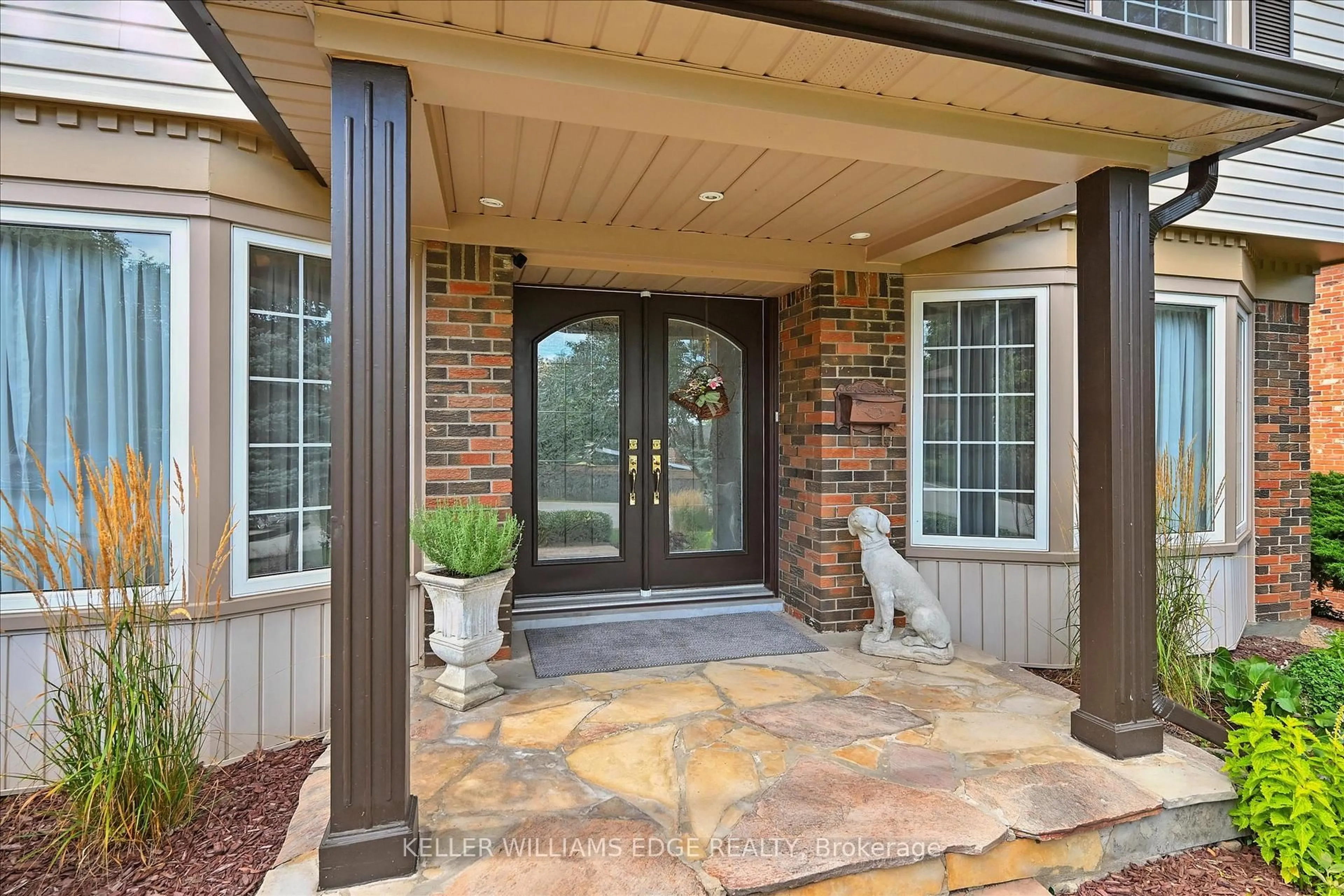 Indoor entryway for 2105 Agincourt Cres, Burlington Ontario L7P 1P3