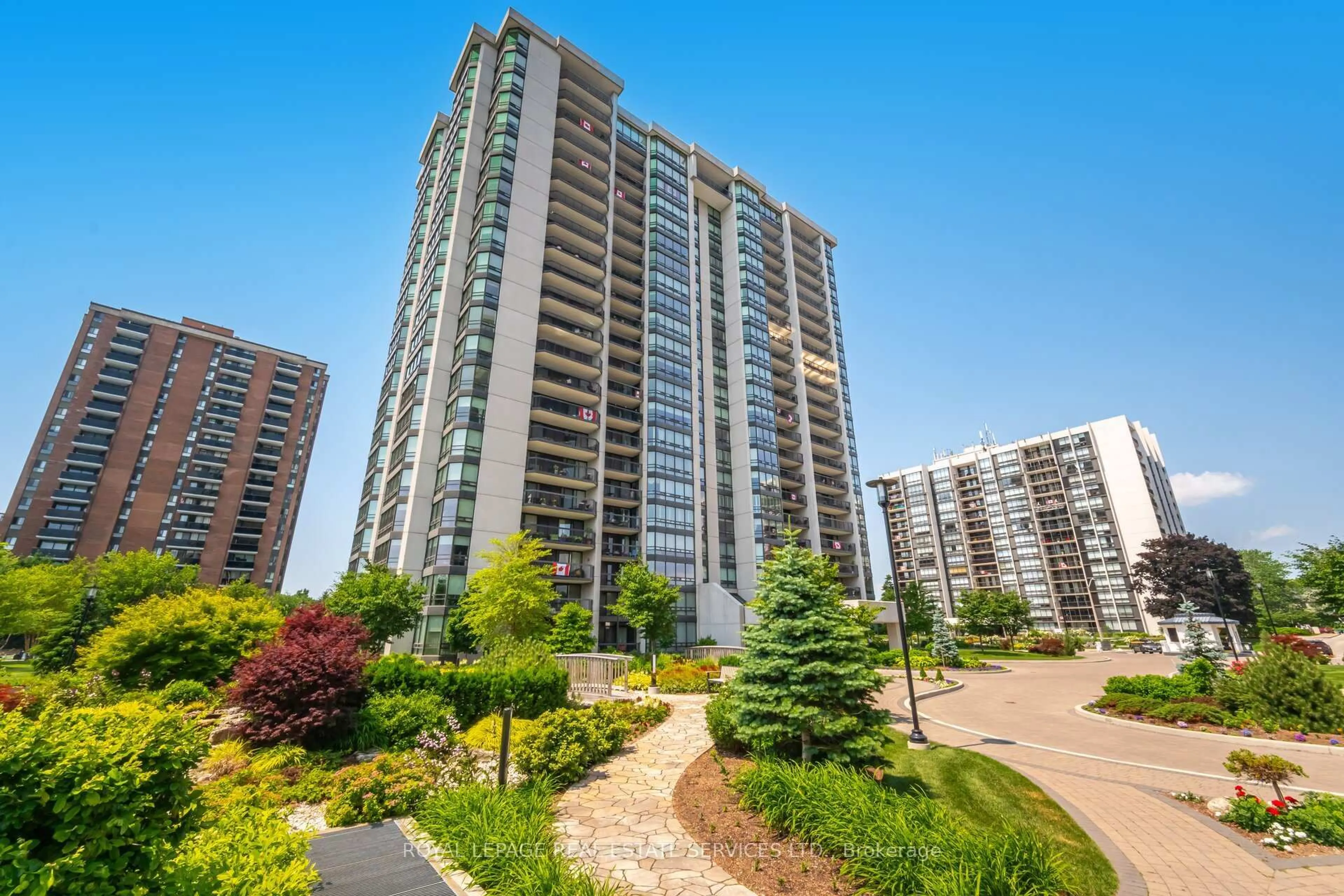 A pic from outside/outdoor area/front of a property/back of a property/a pic from drone, unknown for 2180 Marine Dr #306, Oakville Ontario L6L 5V2