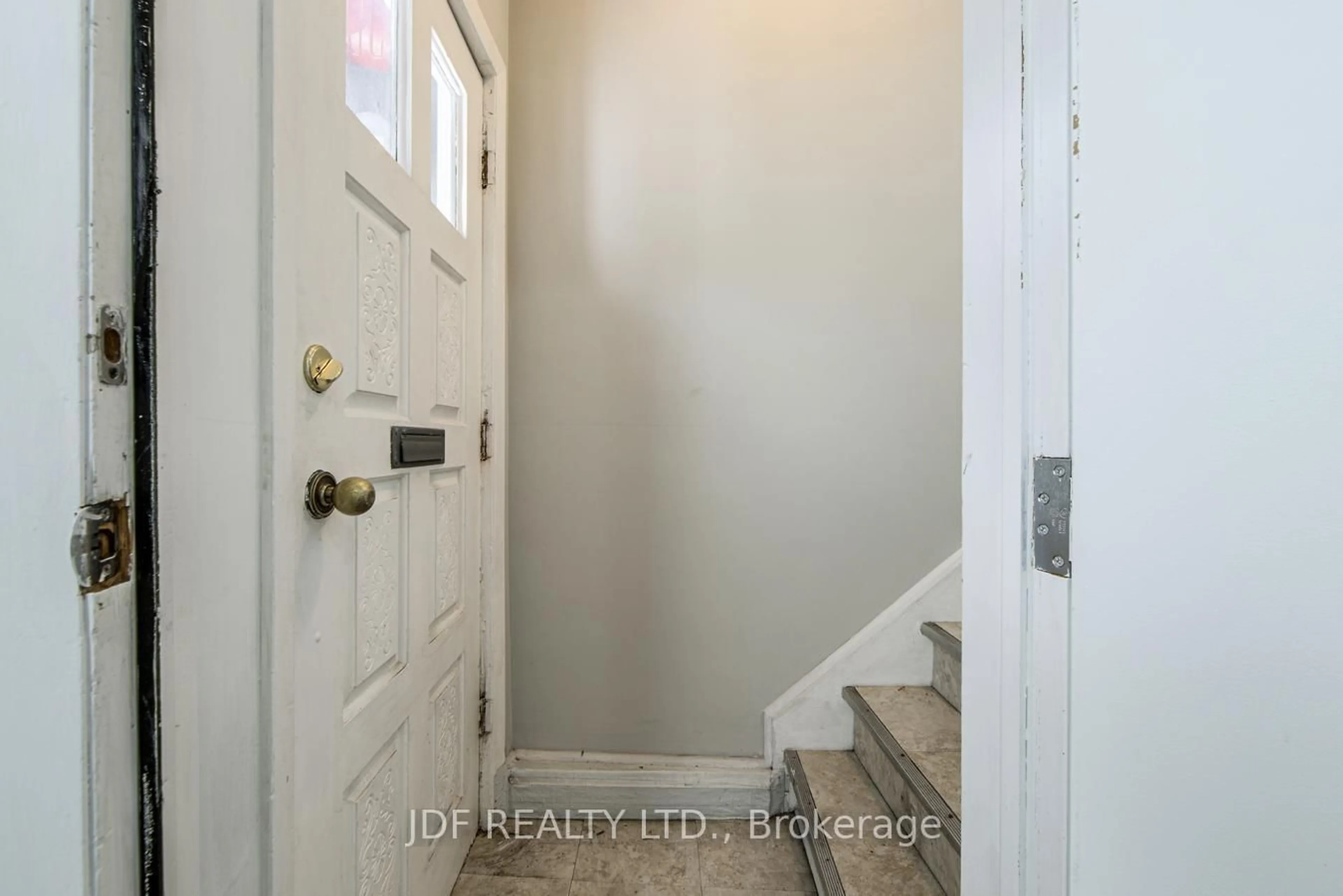 Indoor entryway for 740 Lansdowne Ave, Toronto Ontario M6H 3Y8