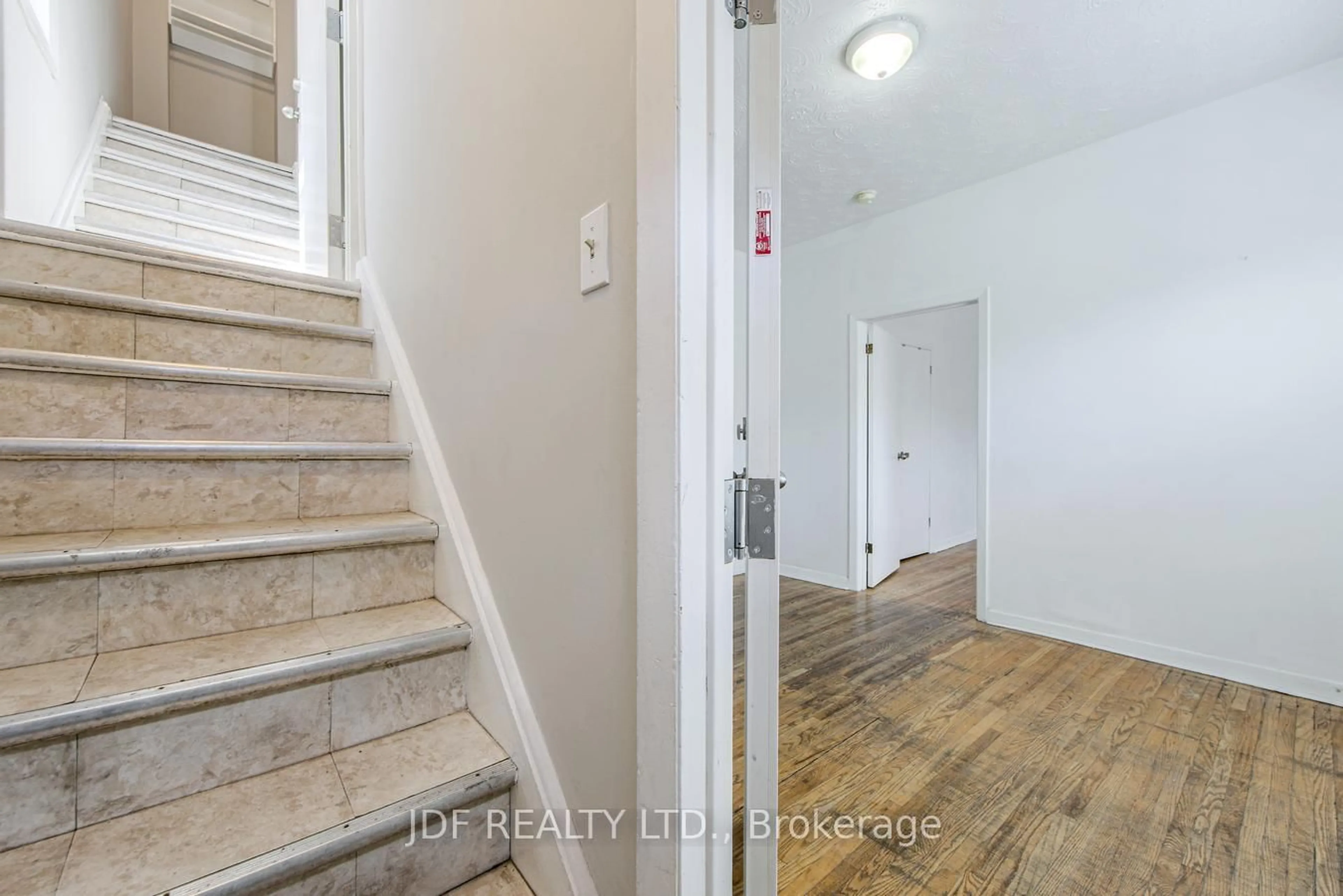 Indoor entryway for 740 Lansdowne Ave, Toronto Ontario M6H 3Y8