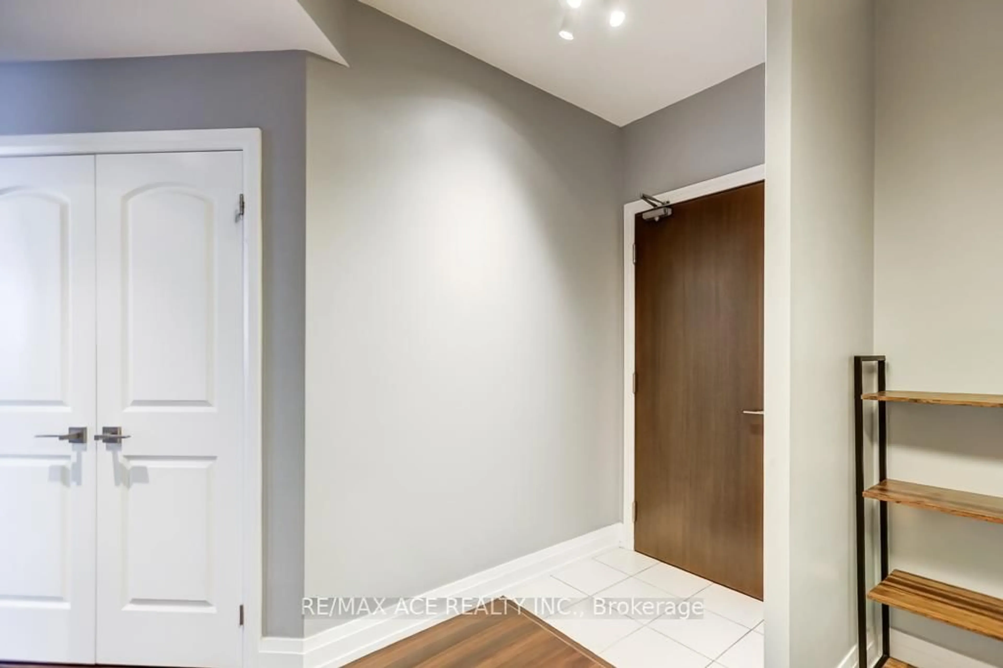 Indoor entryway for 1060 Sheppard Ave #315, Toronto Ontario M3K 2C9
