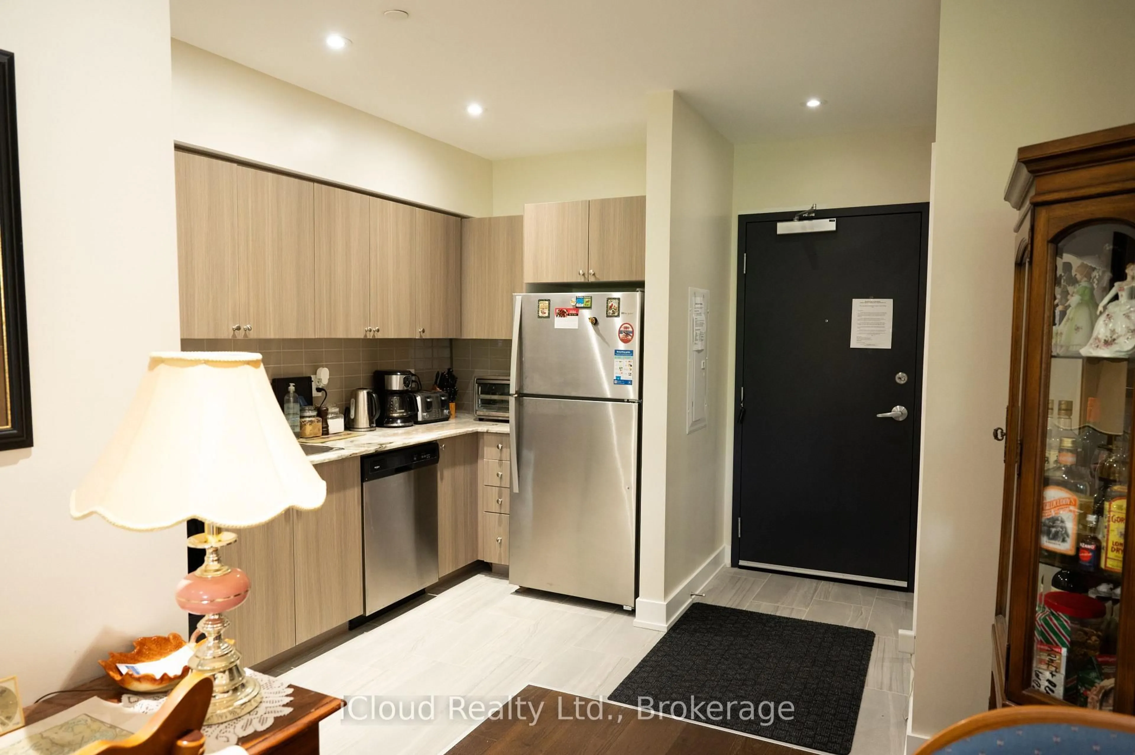 Standard kitchen, wood/laminate floor for 310 Broadway Ave #103, Orangeville Ontario L9W 1L3