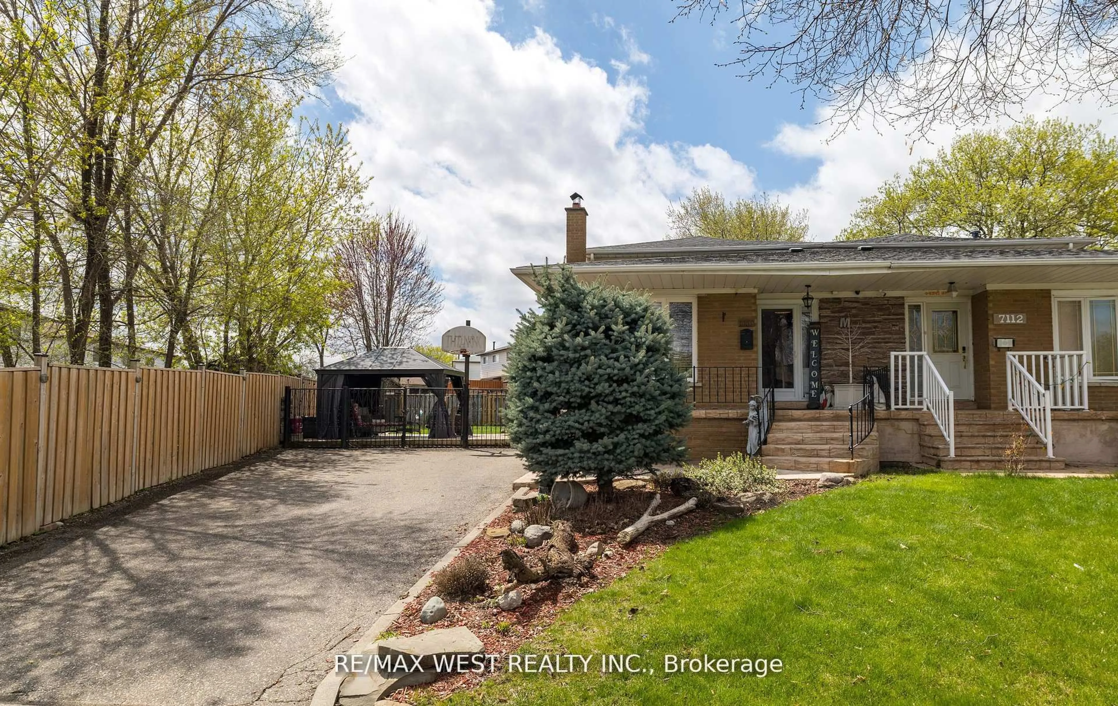 A pic from outside/outdoor area/front of a property/back of a property/a pic from drone, street for 7110 Codlin Ave, Mississauga Ontario L4T 2M4