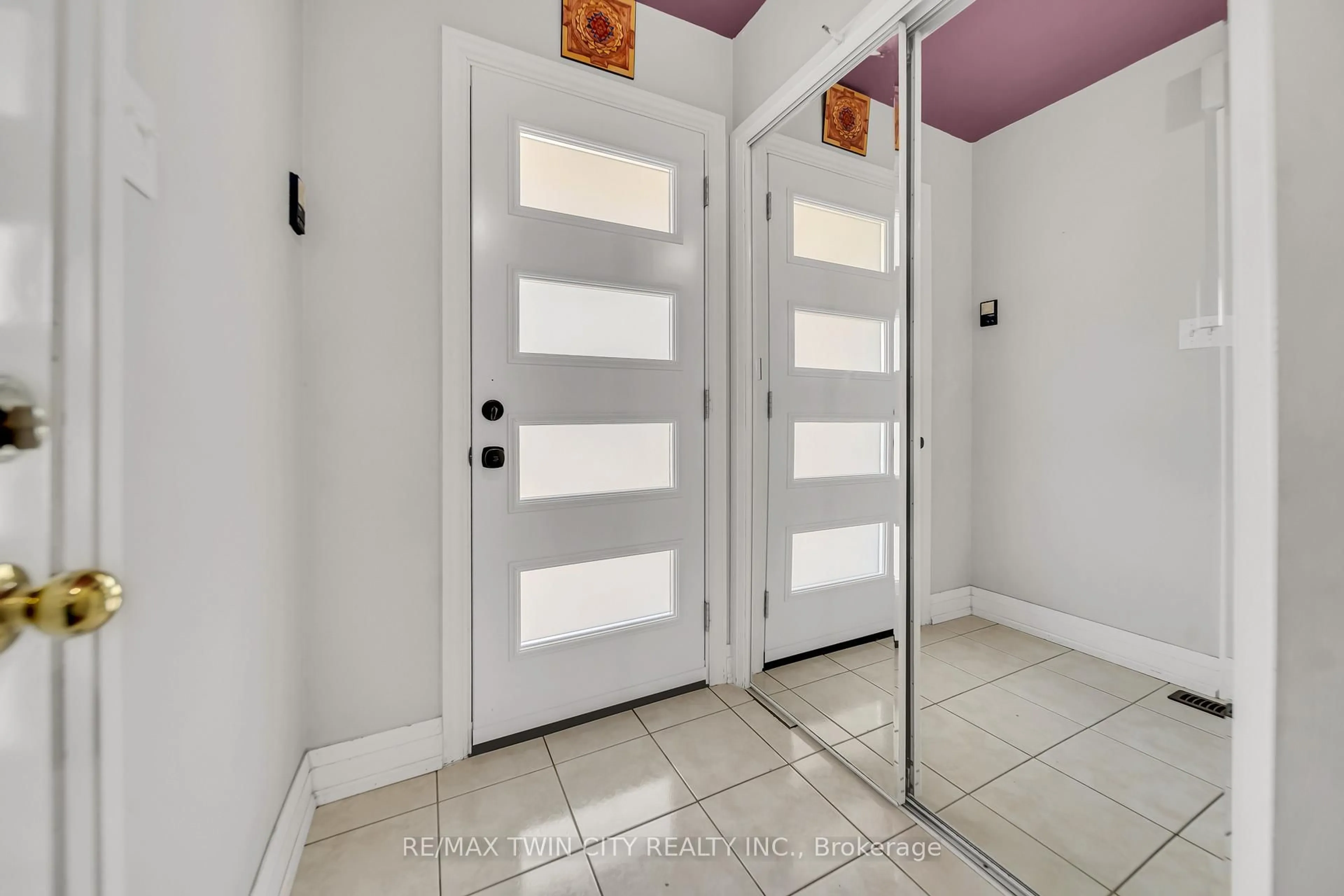 Indoor entryway for 562 Orange Walk Cres, Mississauga Ontario L5R 0A3