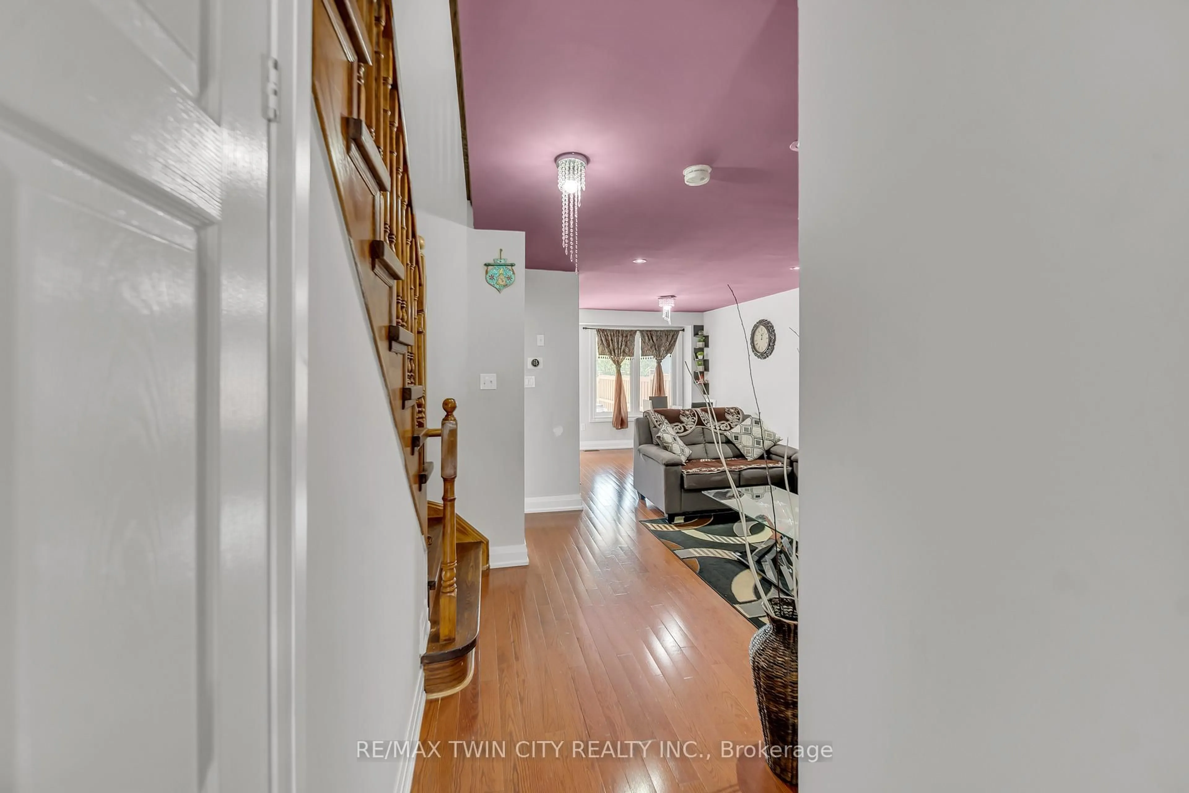 Indoor foyer for 562 Orange Walk Cres, Mississauga Ontario L5R 0A3