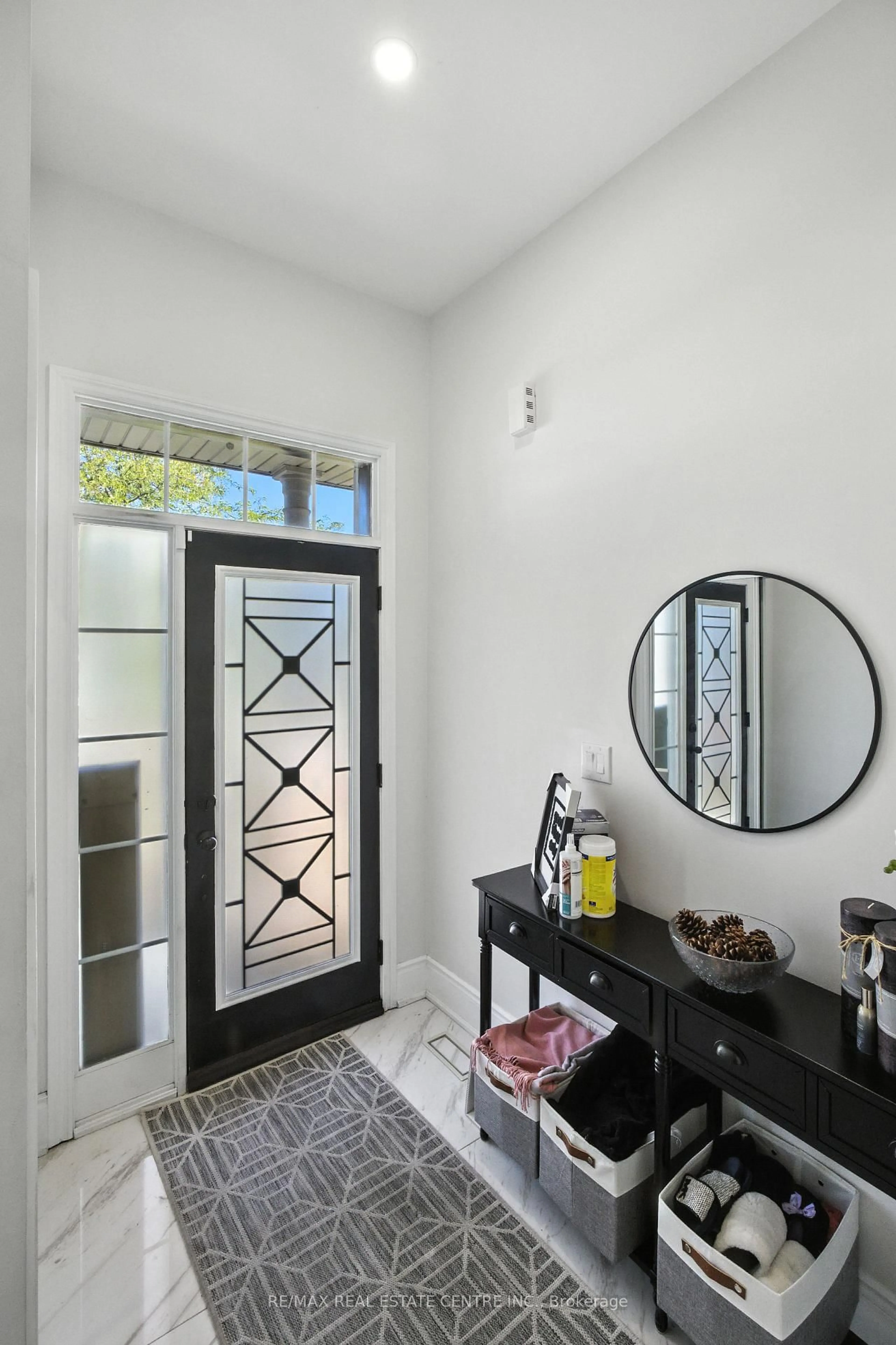 Indoor entryway for 2 Bramoak Cres, Brampton Ontario L7A 1T7